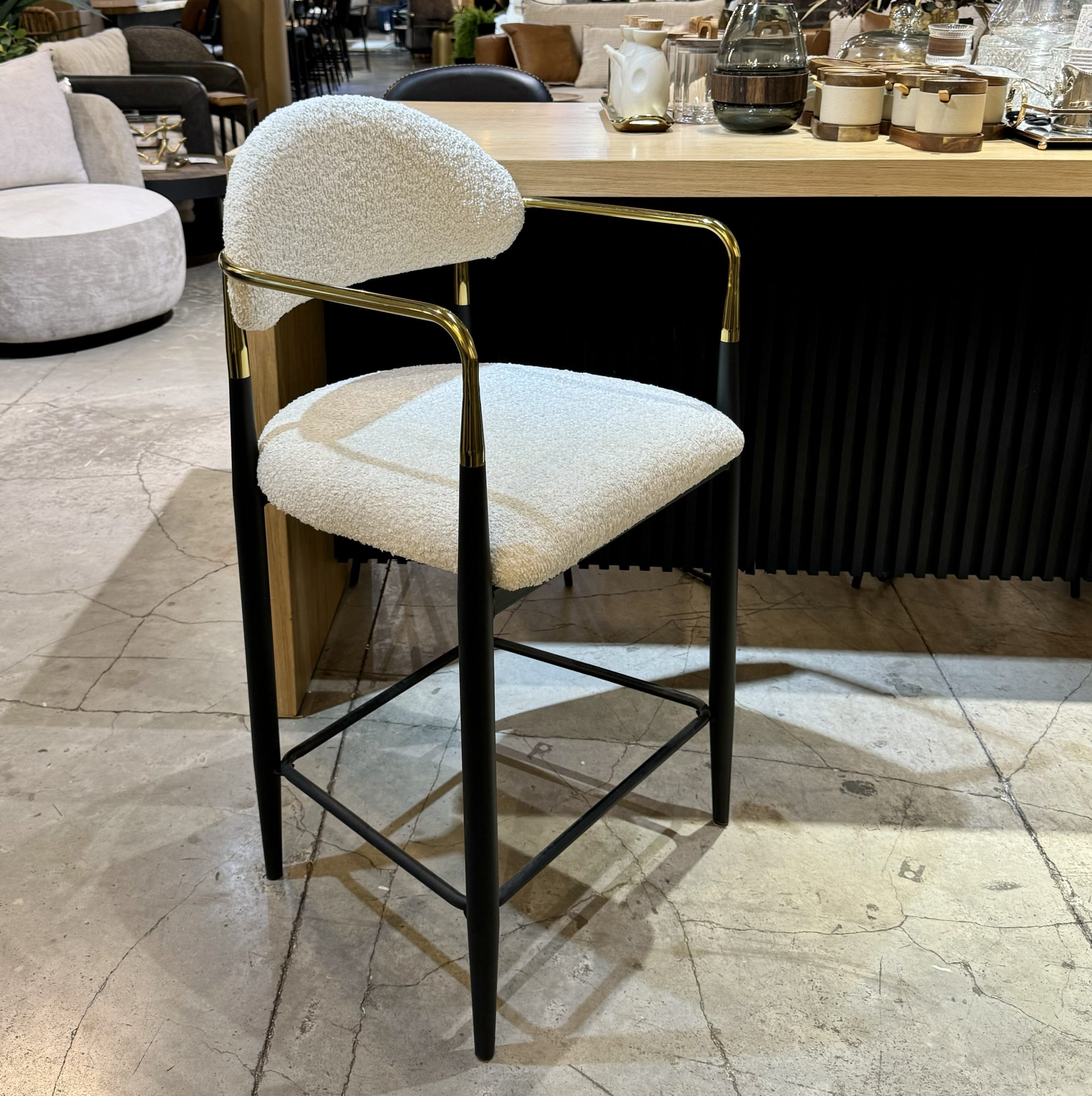 כסא בר ידיות זהב רגליים שחור בוקלה שמנת דגם מודרן קימי כסא בר ידיות זהב רגליים שחור בוקלה שמנת דגם מודרן קימי