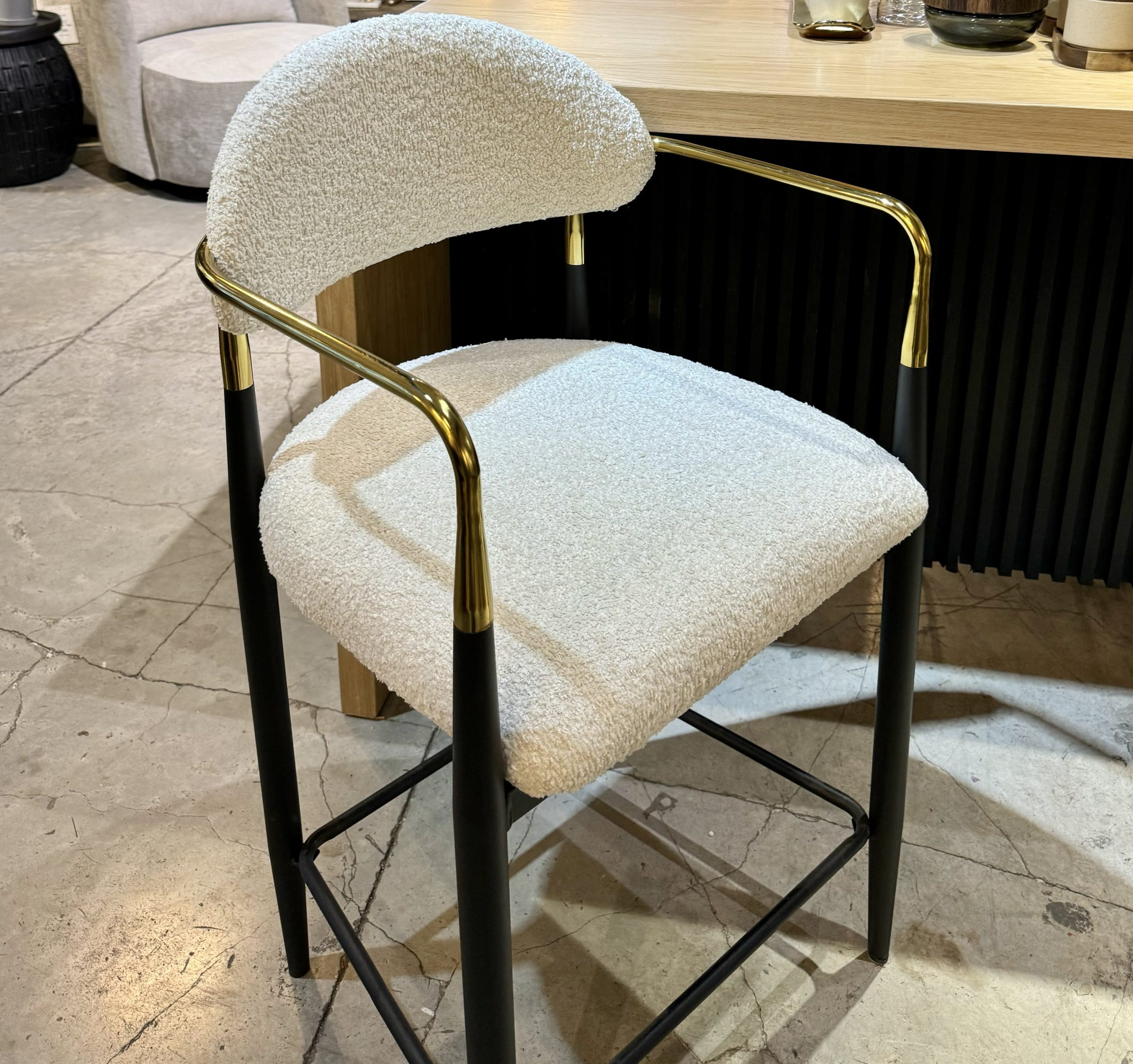 כסא בר ידיות זהב רגליים שחור בוקלה שמנת דגם מודרן קימי כסא בר ידיות זהב רגליים שחור בוקלה שמנת דגם מודרן קימי