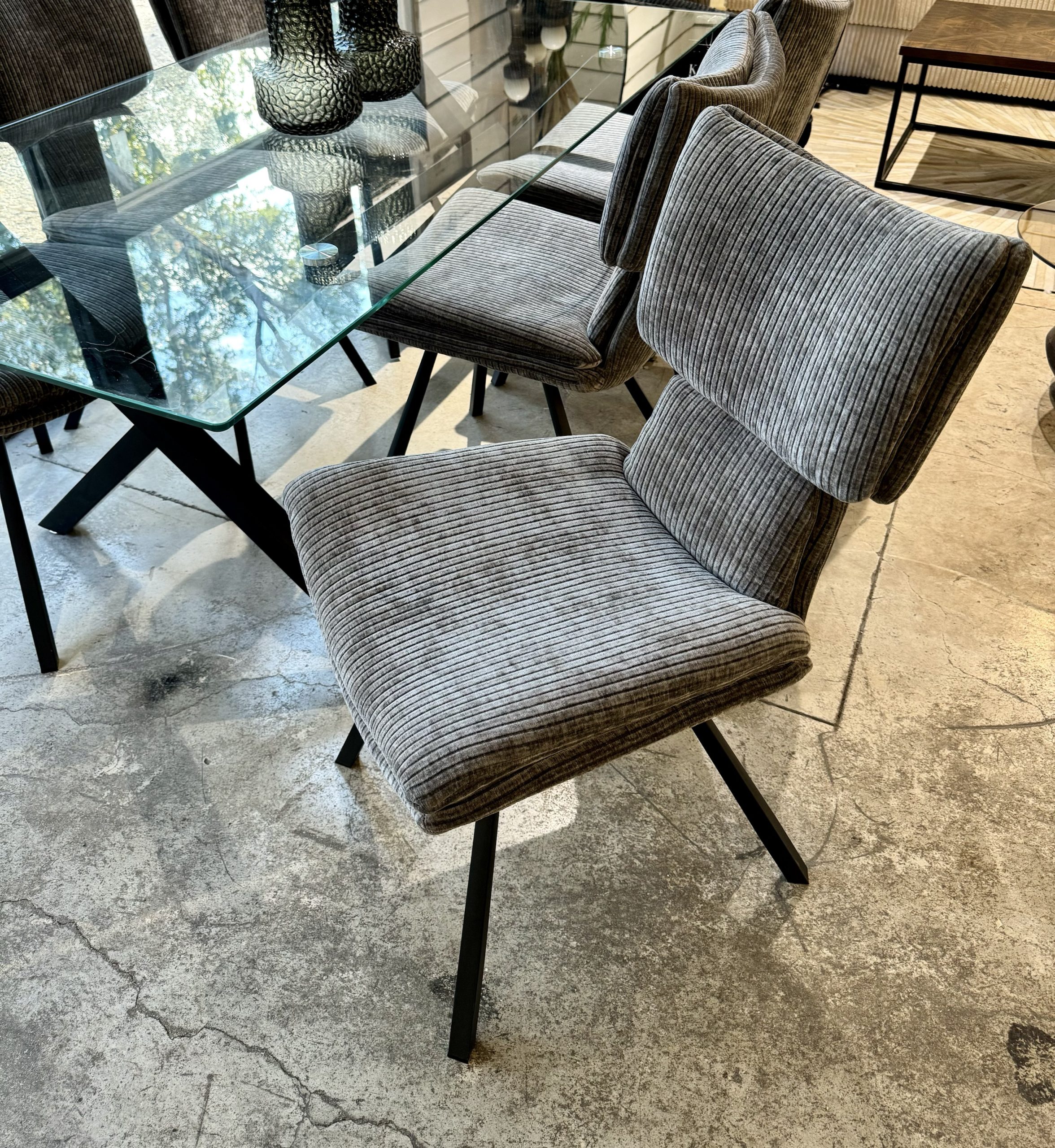 כיסא פינת אוכל מרופד בבד קורדרוי אפור בהיר דגם 5042 כיסא פינת אוכל מרופד בבד קורדרוי אפור בהיר דגם 5042