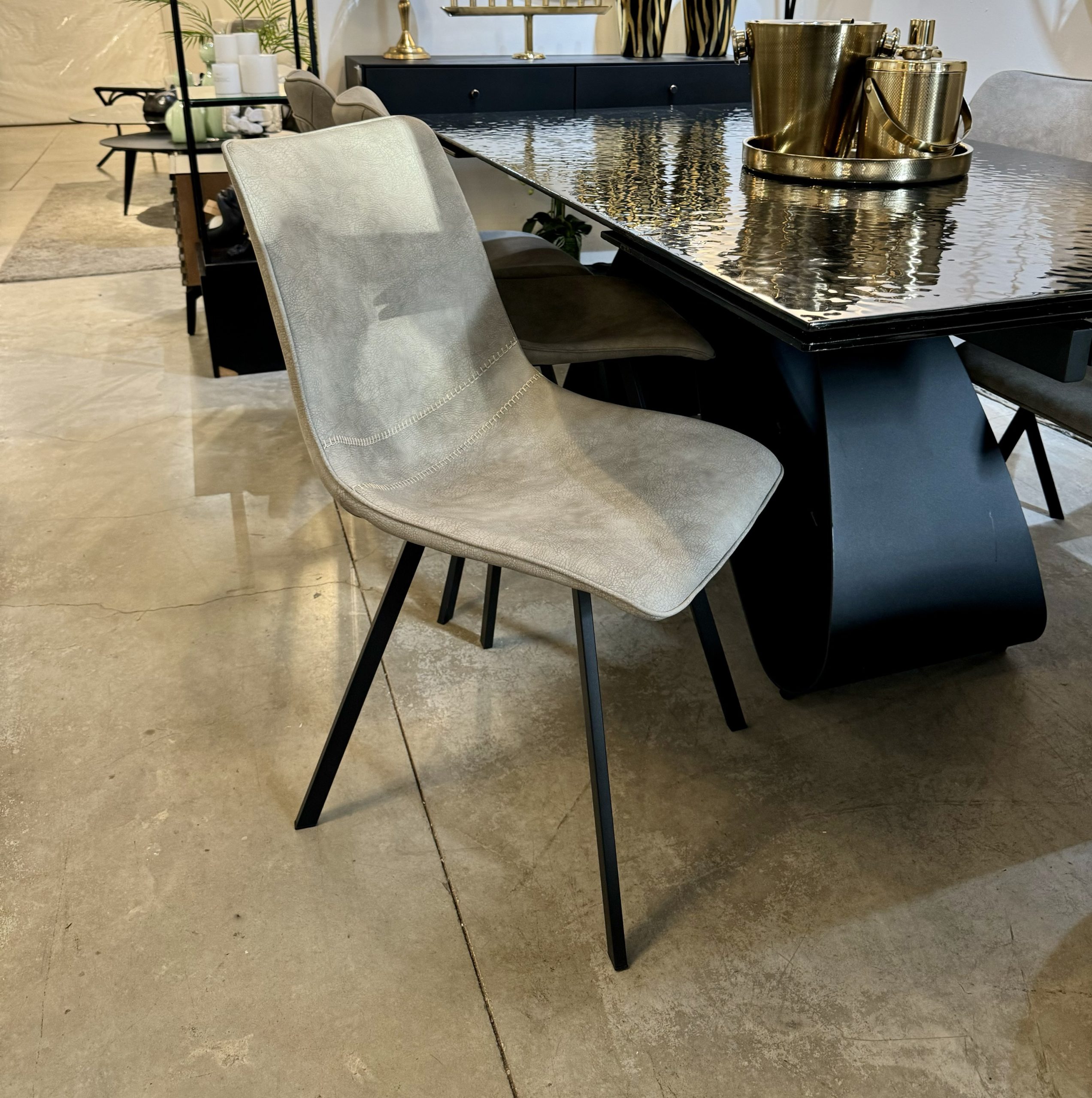 כיסא דמוי עור אפור מעוצב פרימיום כיסא דמוי עור אפור מעוצב פרימיום