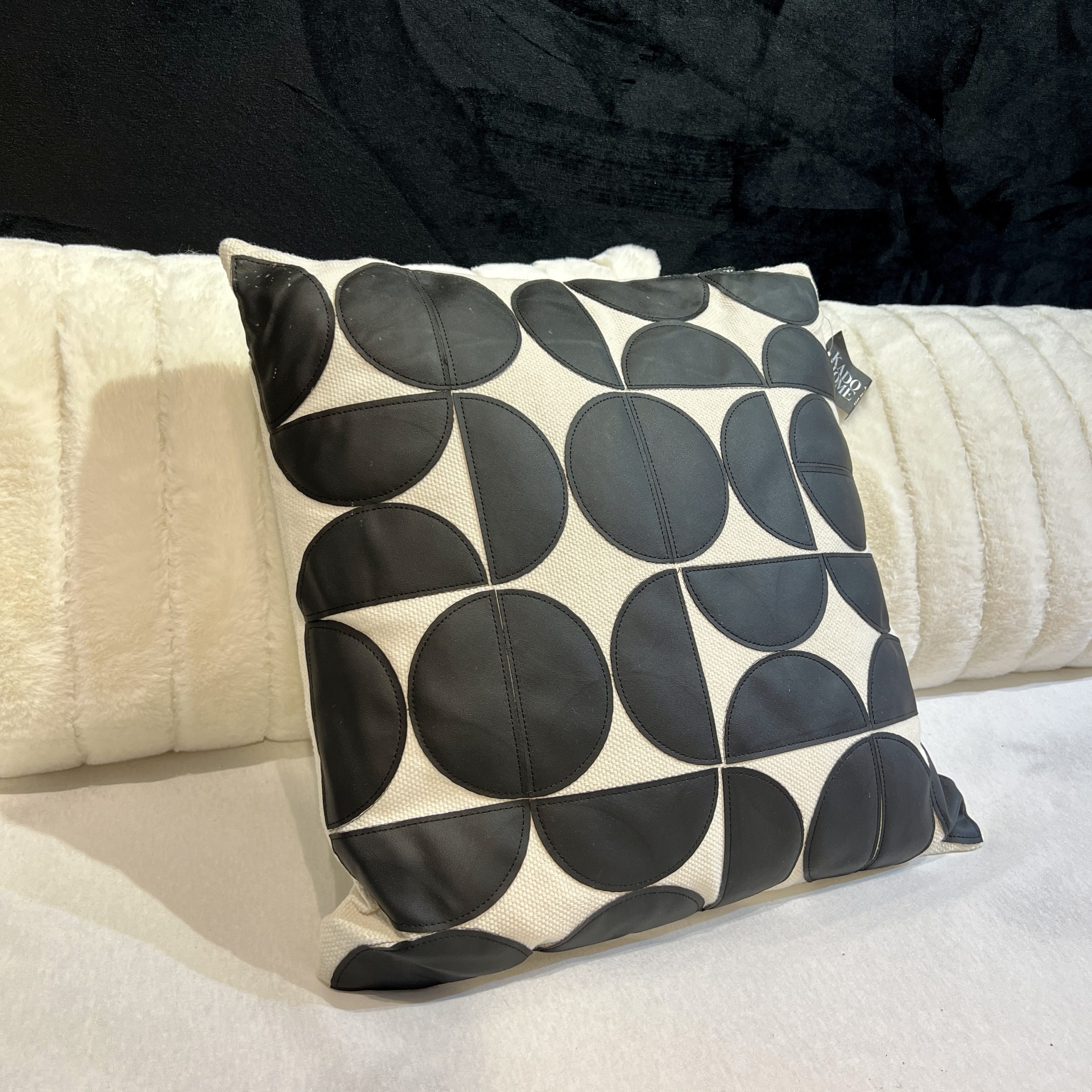 כרית מרובעת רקע בז חצאי עיגול דמוי עור שחור דגם איקו 45/45 כולל מילוי כרית מרובעת רקע בז חצאי עיגול דמוי עור שחור דגם איקו 45/45 כולל מילוי