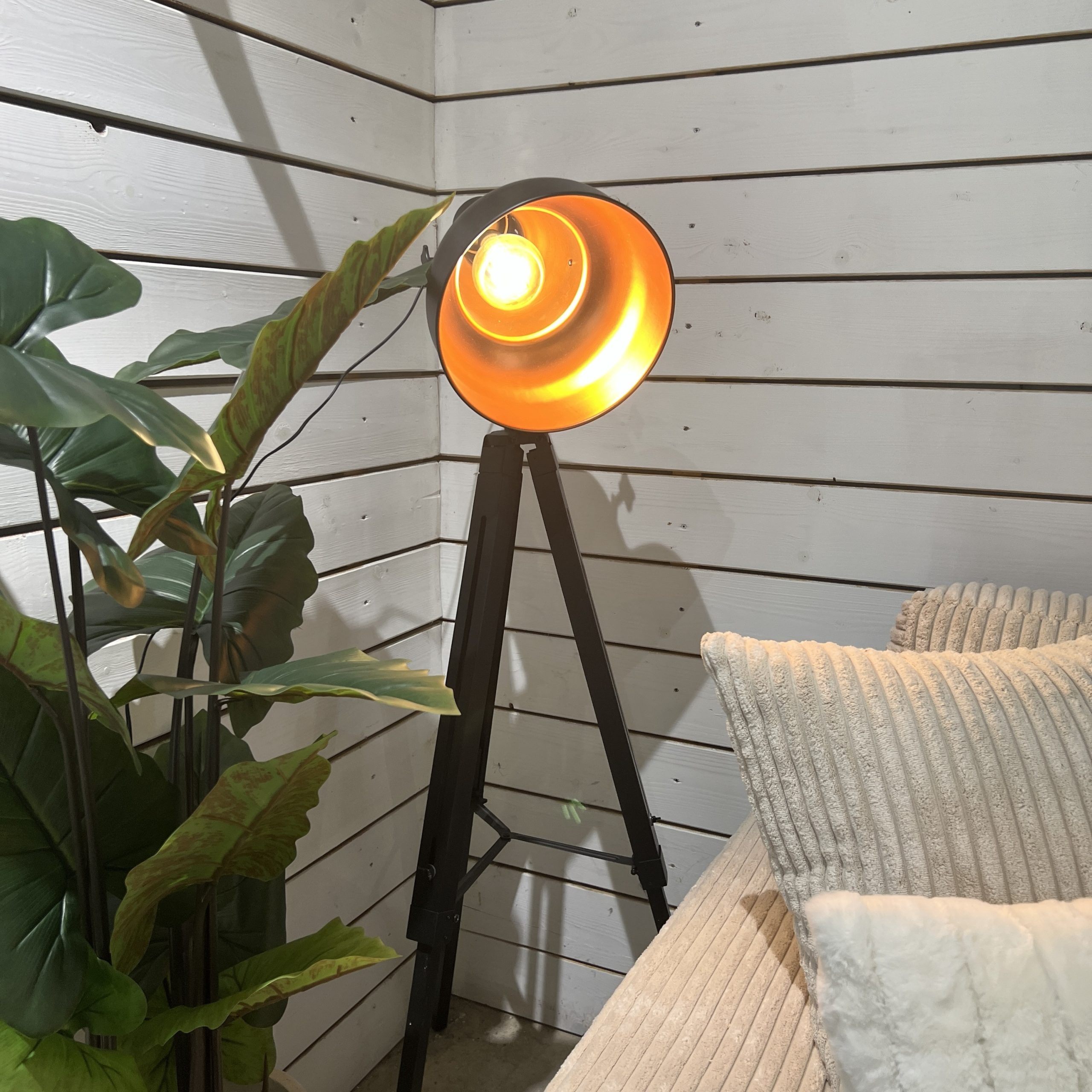 מנורה רצפה שחורה אהיל ברזל שחור דגם אליס מנורה רצפה שחורה אהיל ברזל שחור דגם אליס