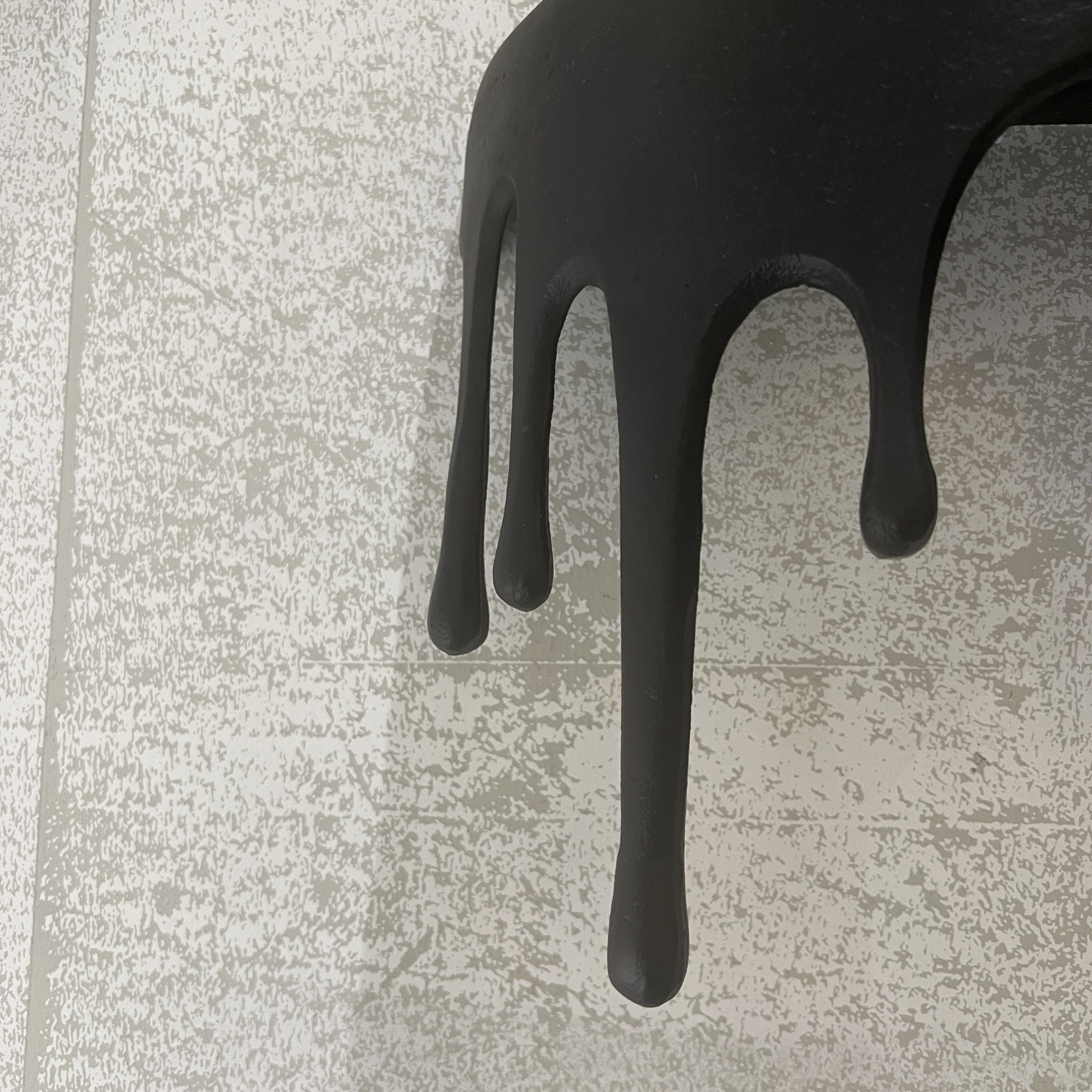 מדף קיר נטיפים שחור מדף קיר נטיפים שחור