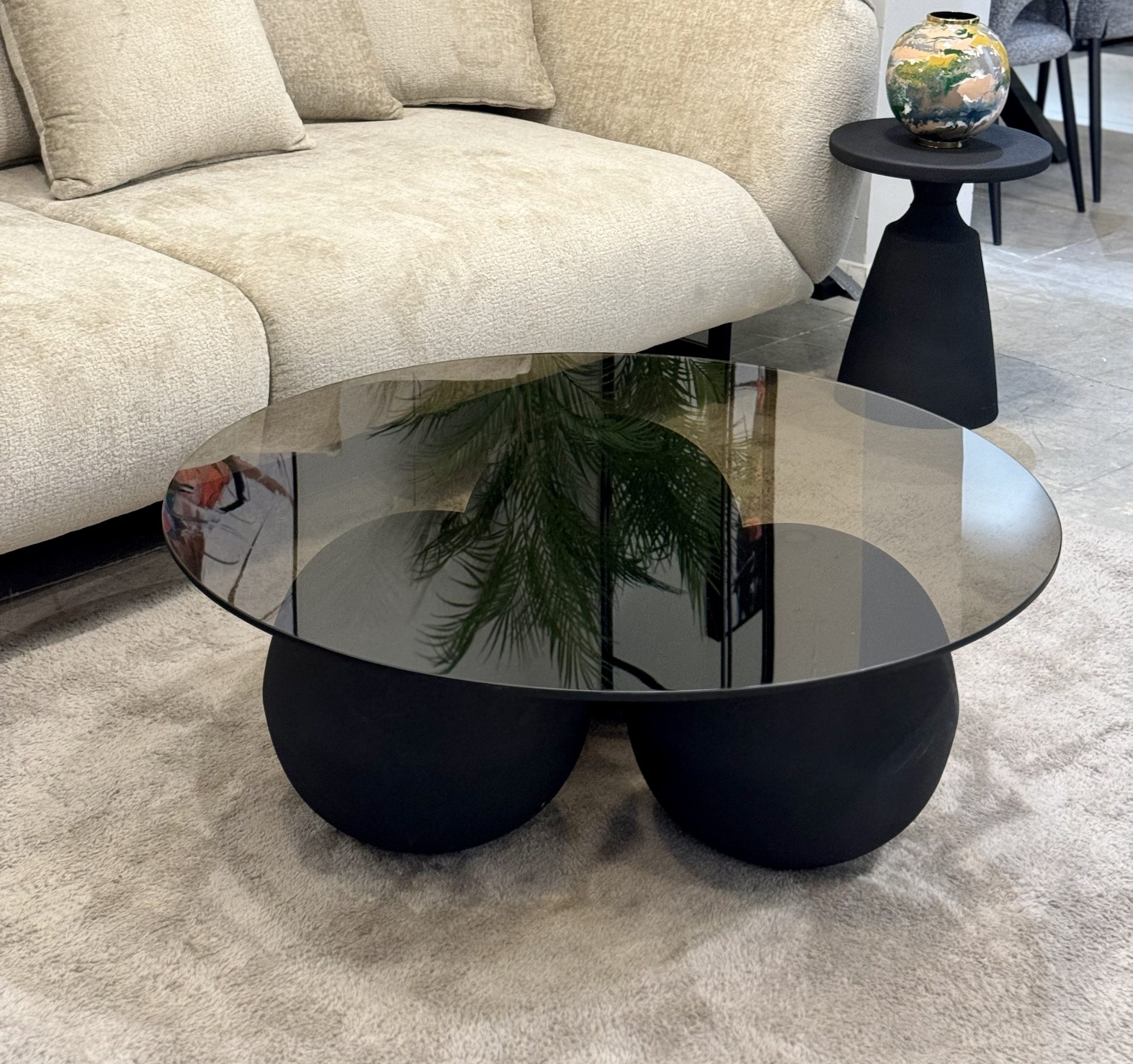 שולחן סלון עגול דולור זכוכית כהה בסיס כדורים שחור דגם ראבי