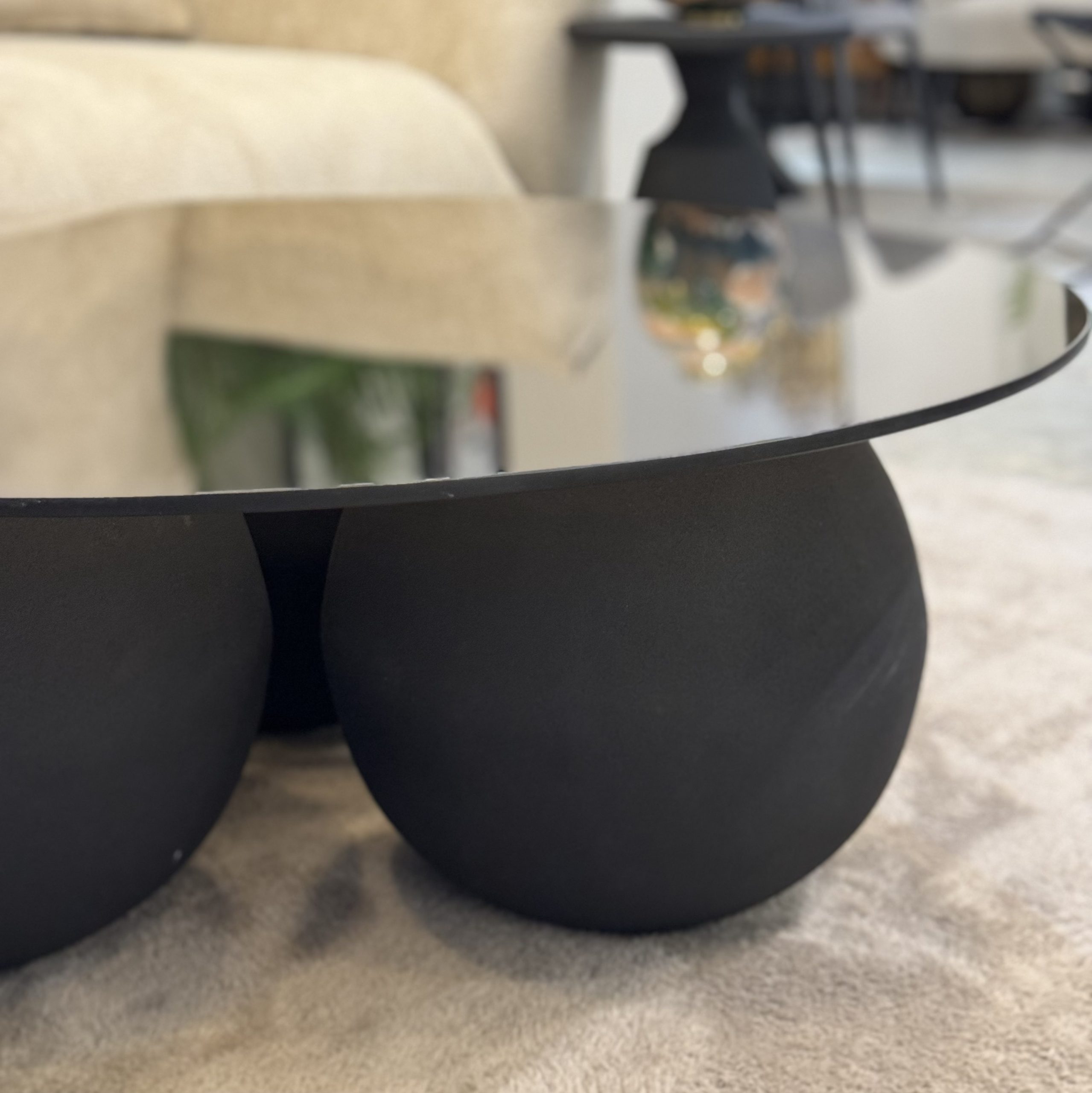 שולחן סלון עגול דולור זכוכית כהה בסיס כדורים שחור דגם ראבי