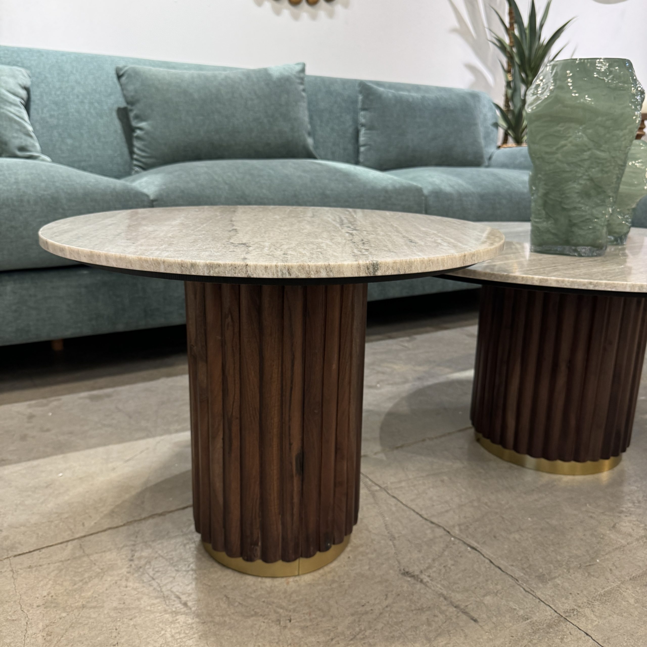 שולחן סלון פנסי שיש בז בסיס עץ כהה פס זהב דגם ראבי שולחן סלון פנסי שיש בז בסיס עץ כהה פס זהב דגם ראבי