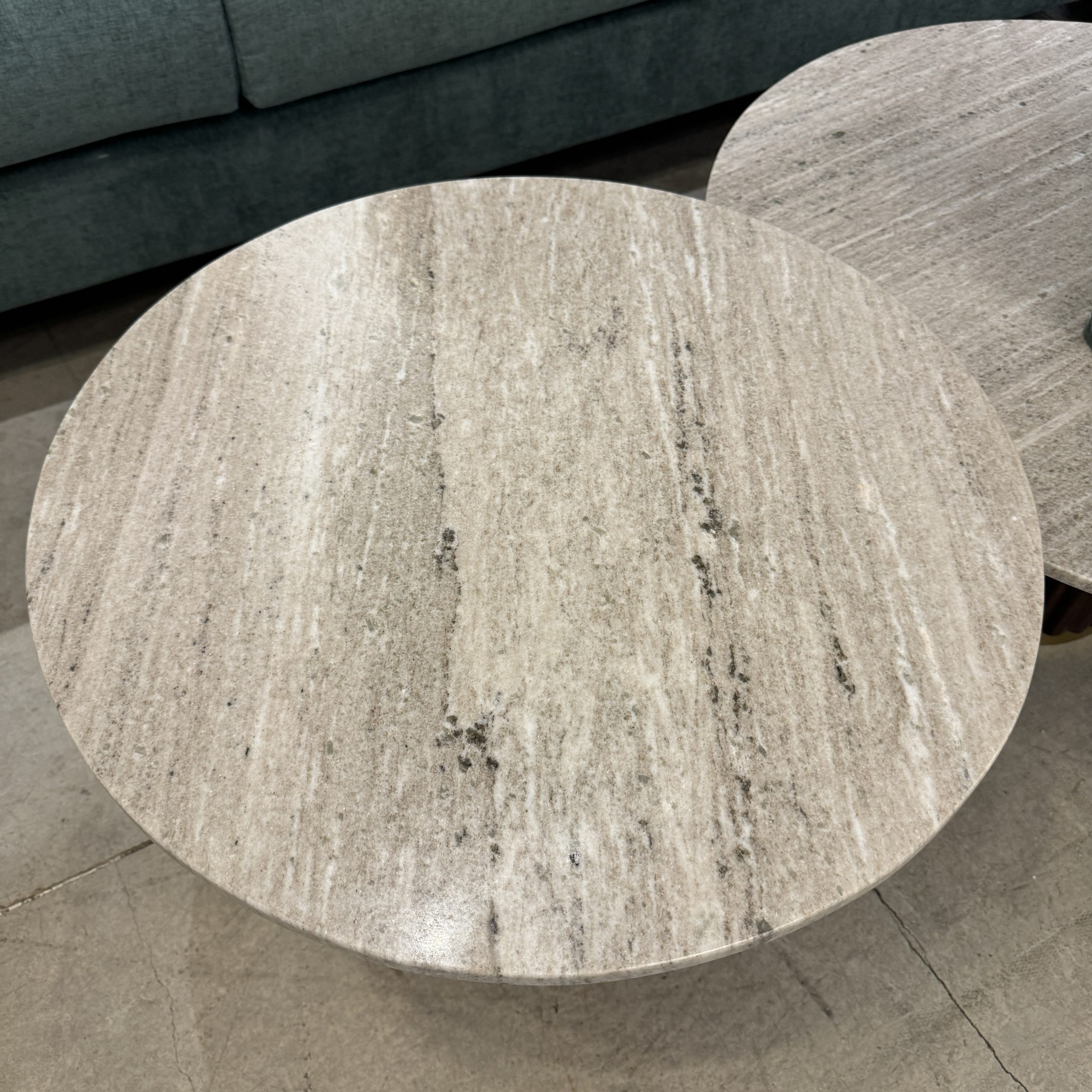 שולחן סלון פנסי שיש בז בסיס עץ כהה פס זהב דגם ראבי שולחן סלון פנסי שיש בז בסיס עץ כהה פס זהב דגם ראבי