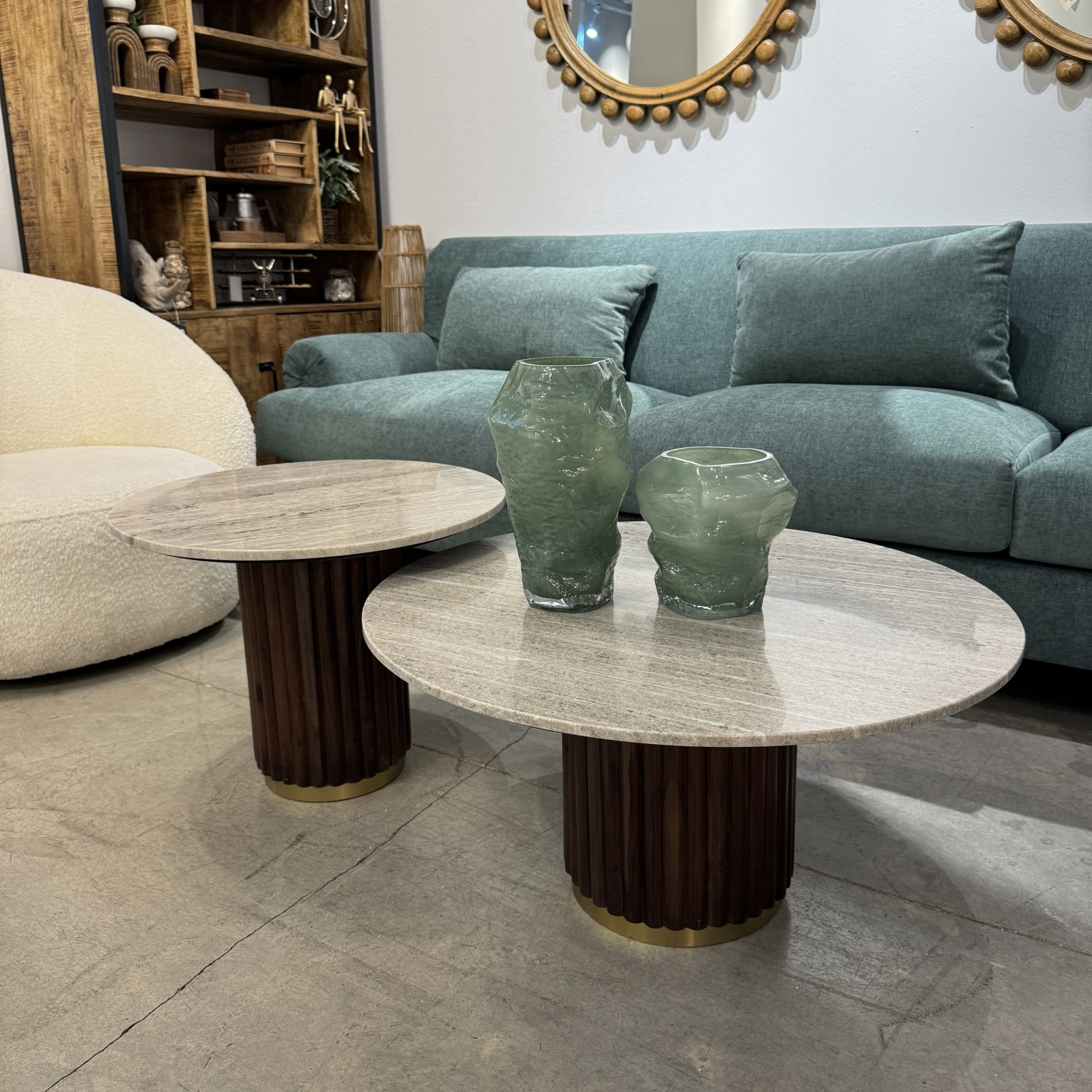 שולחן סלון פנסי שיש בז בסיס עץ כהה פס זהב דגם ראבי שולחן סלון פנסי שיש בז בסיס עץ כהה פס זהב דגם ראבי