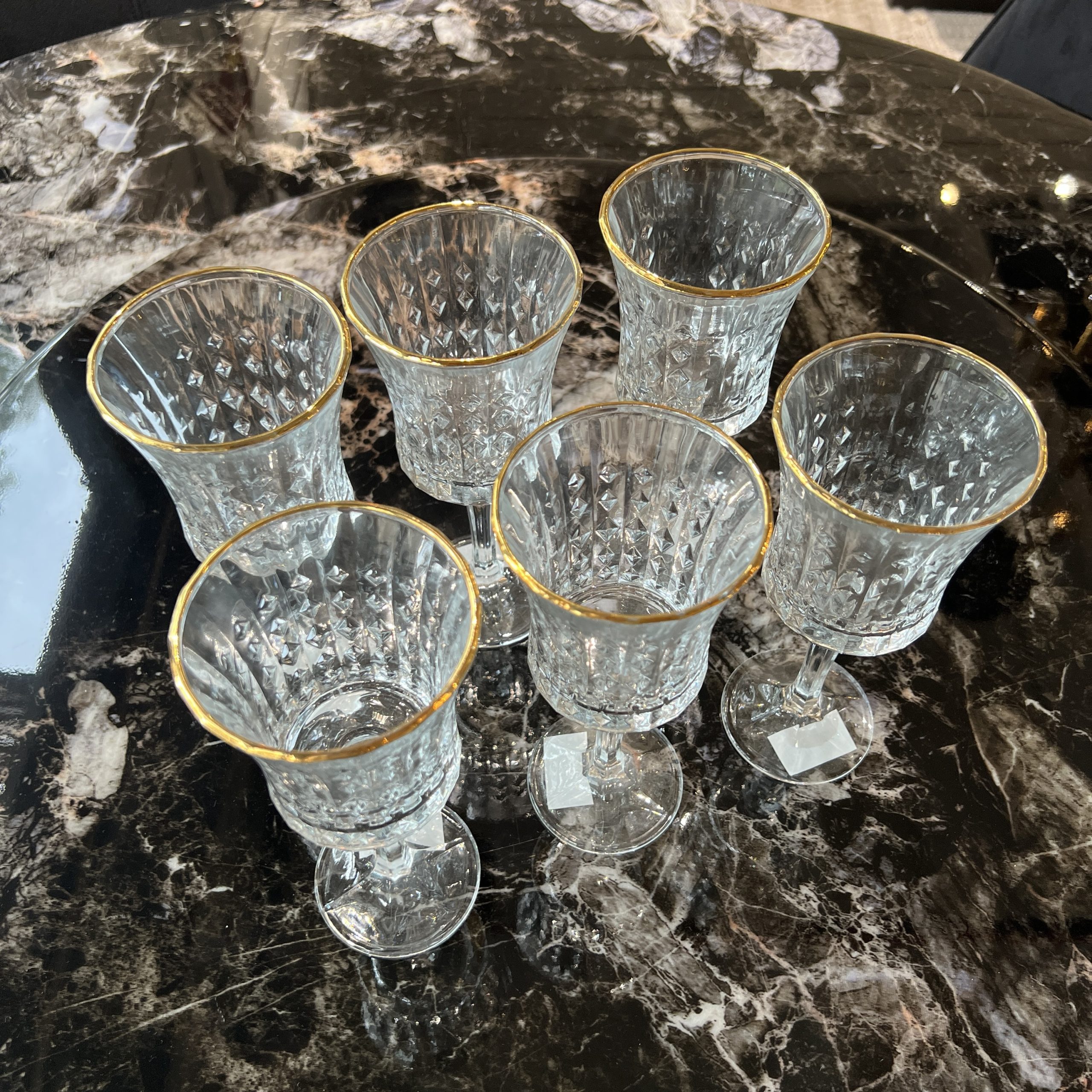 סט 5 גביעי יין זכוכית עיטור זהב שפה ומעויינים סט 5 גביעי יין זכוכית עיטור זהב שפה ומעויינים