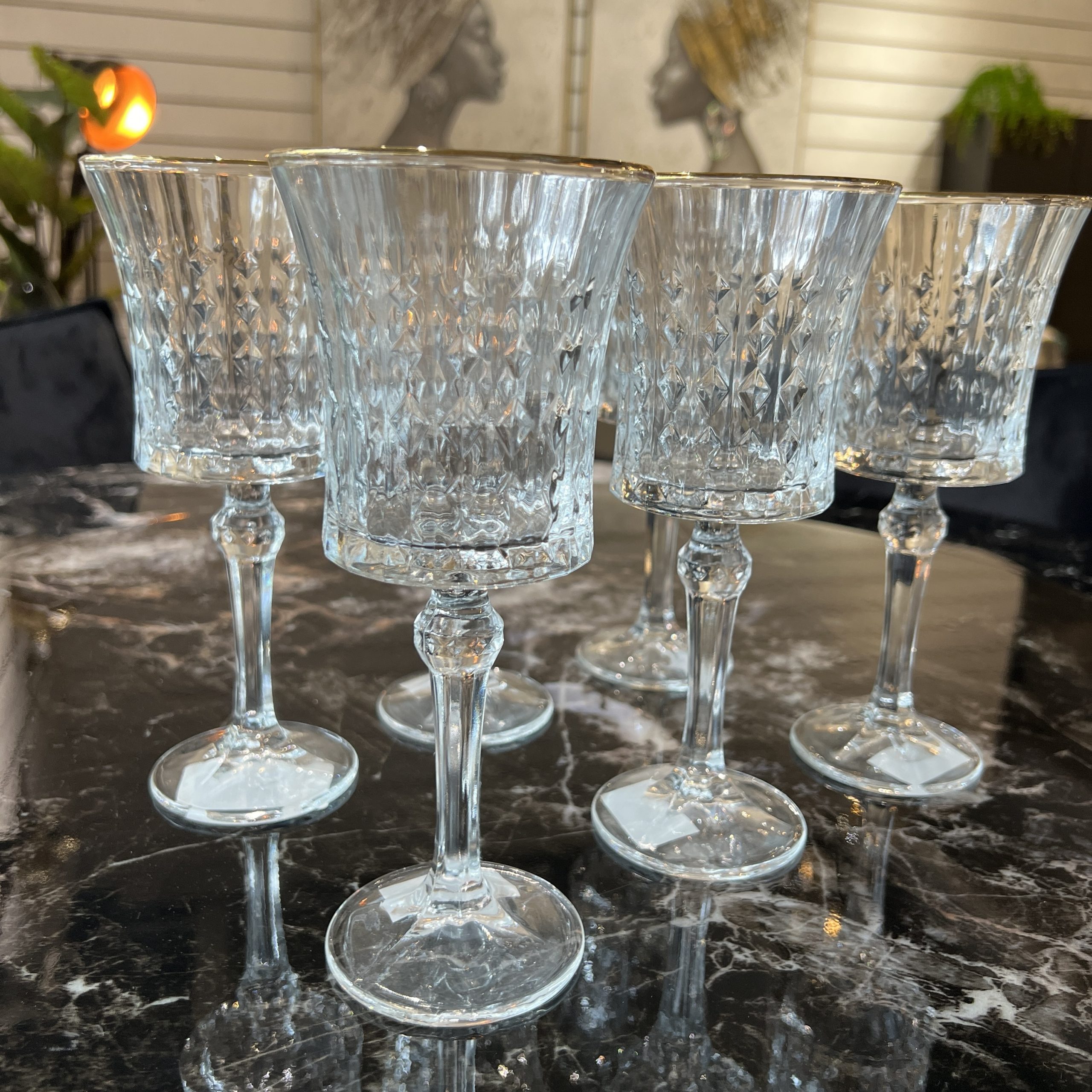 סט 5 גביעי יין זכוכית עיטור זהב שפה ומעויינים סט 5 גביעי יין זכוכית עיטור זהב שפה ומעויינים