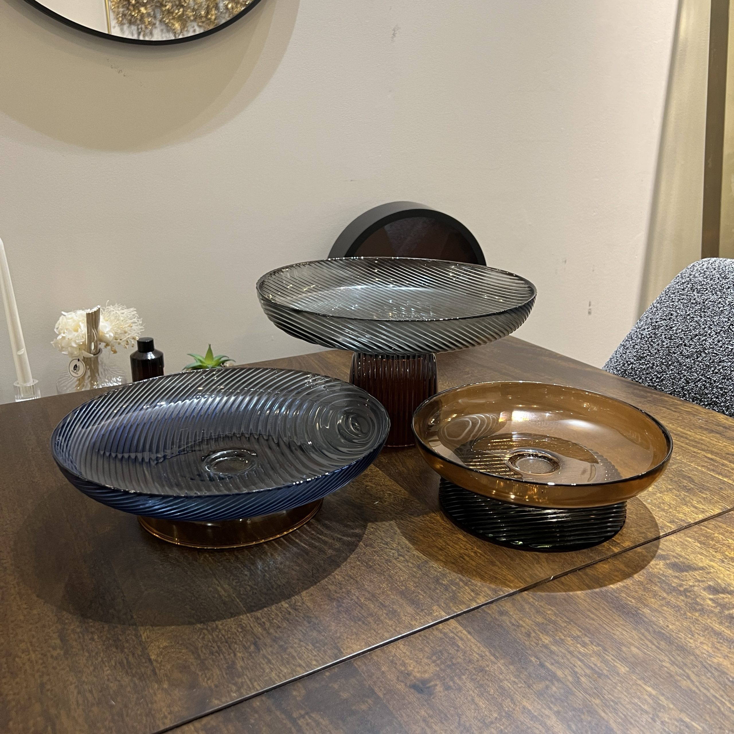 קערה זכוכית על רגל זכוכית נמוכה אמבר דגם אליס קערה זכוכית על רגל זכוכית נמוכה אמבר דגם אליס