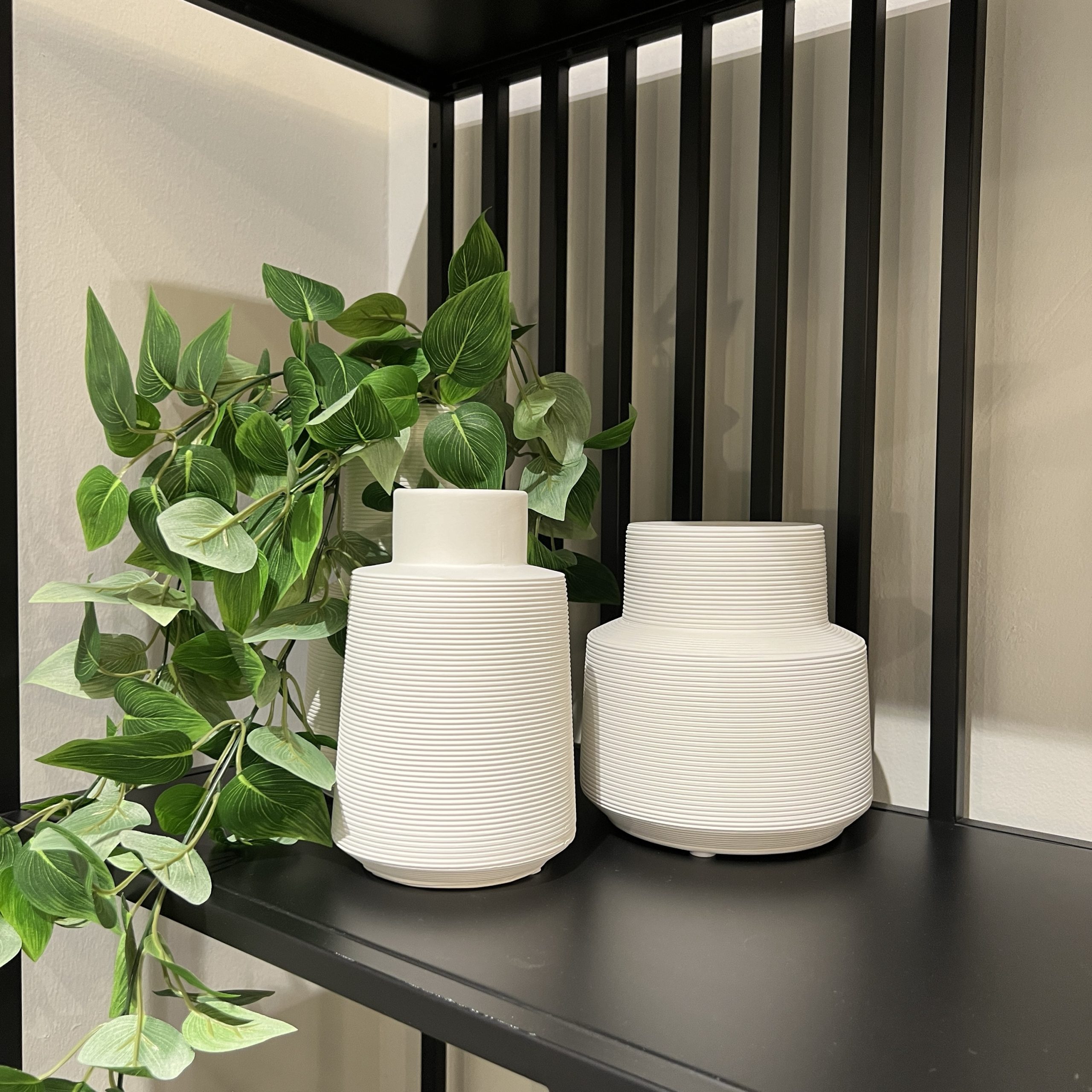 כד קרמיקה לבן חריטה פסים רוחב בינוני דגם אליס כד קרמיקה לבן חריטה פסים רוחב בינוני דגם אליס