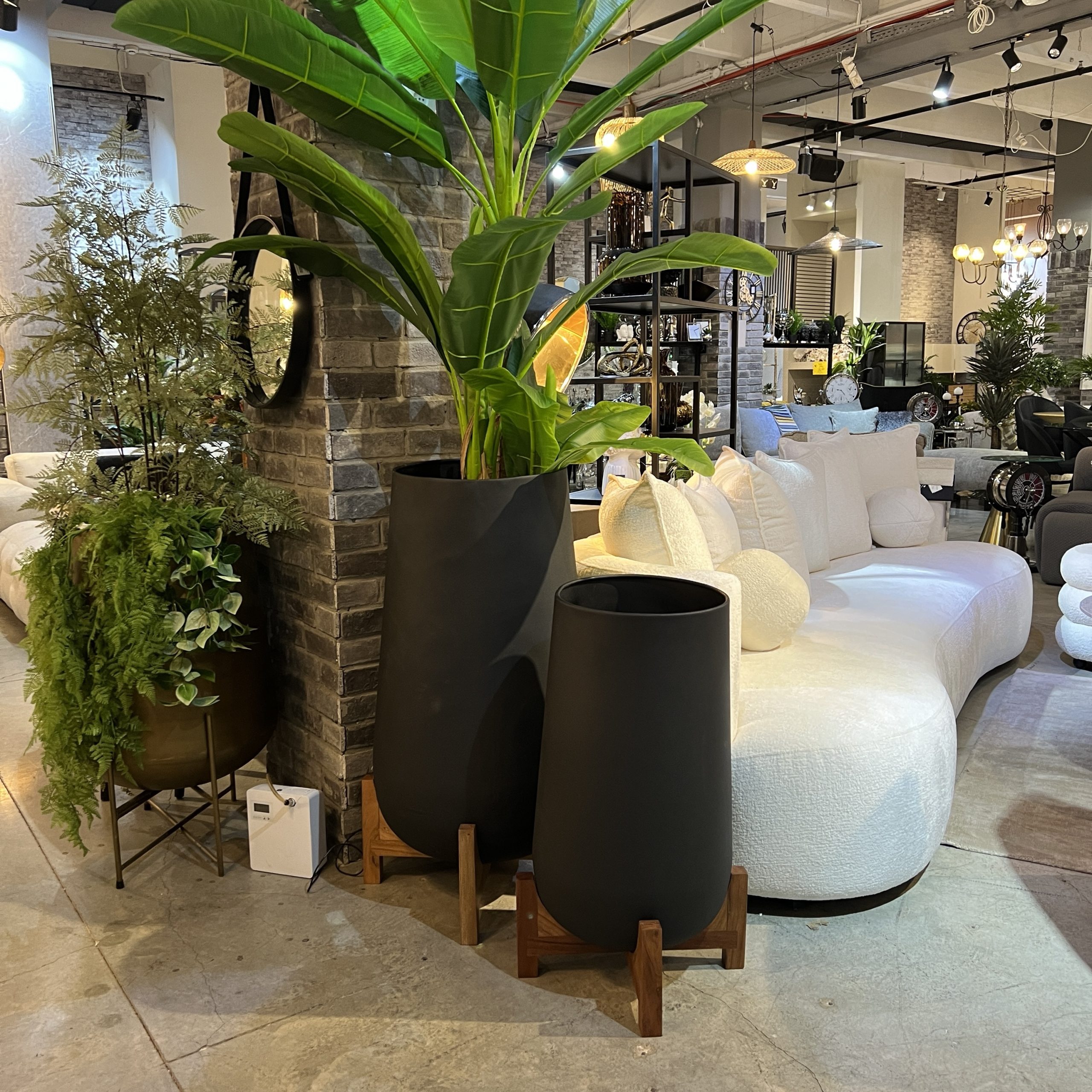 כד פלנטר גבוה שחור סטנד עץ דגם ראבי כד פלנטר גבוה שחור סטנד עץ דגם ראבי