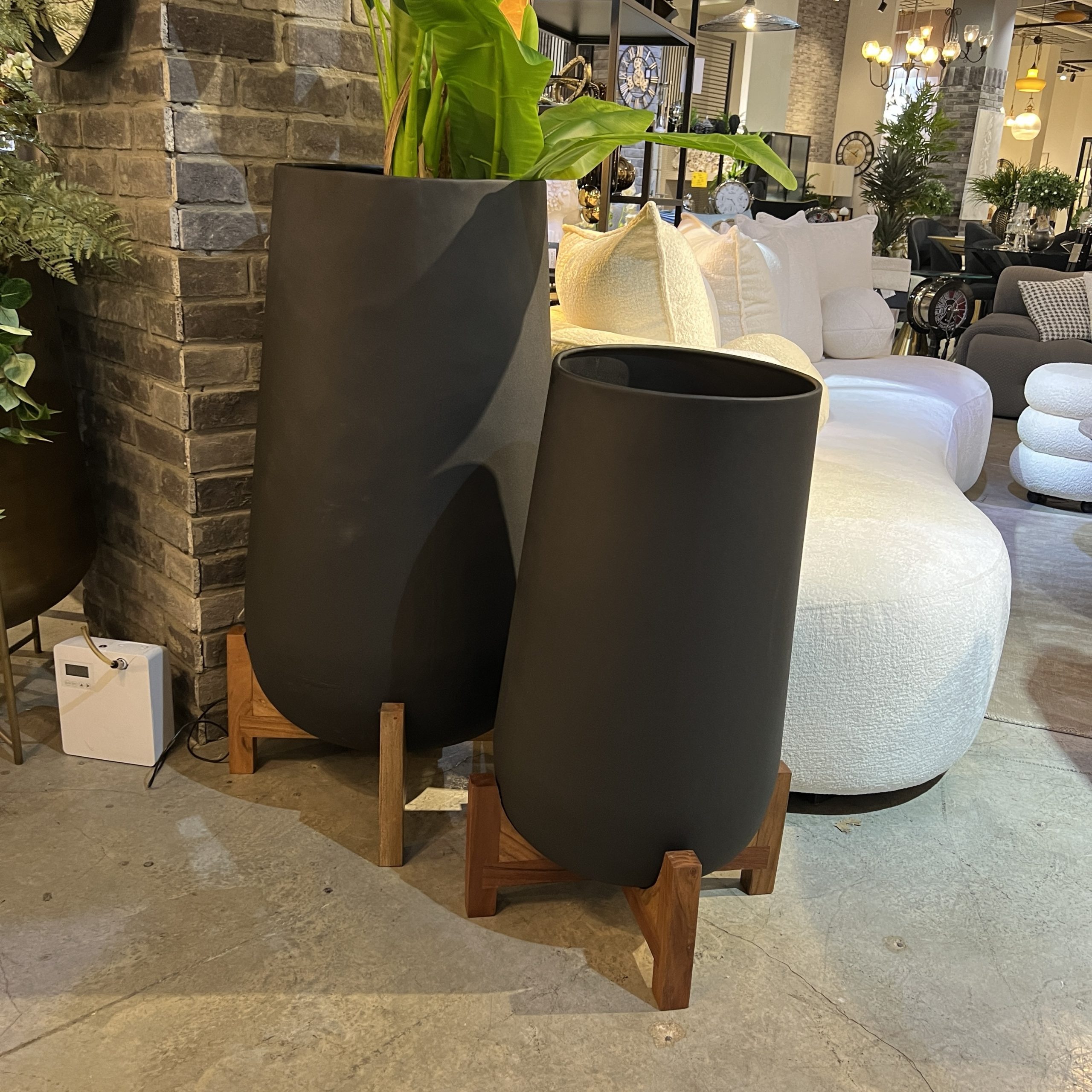 כד פלנטר גבוה שחור סטנד עץ דגם ראבי כד פלנטר גבוה שחור סטנד עץ דגם ראבי