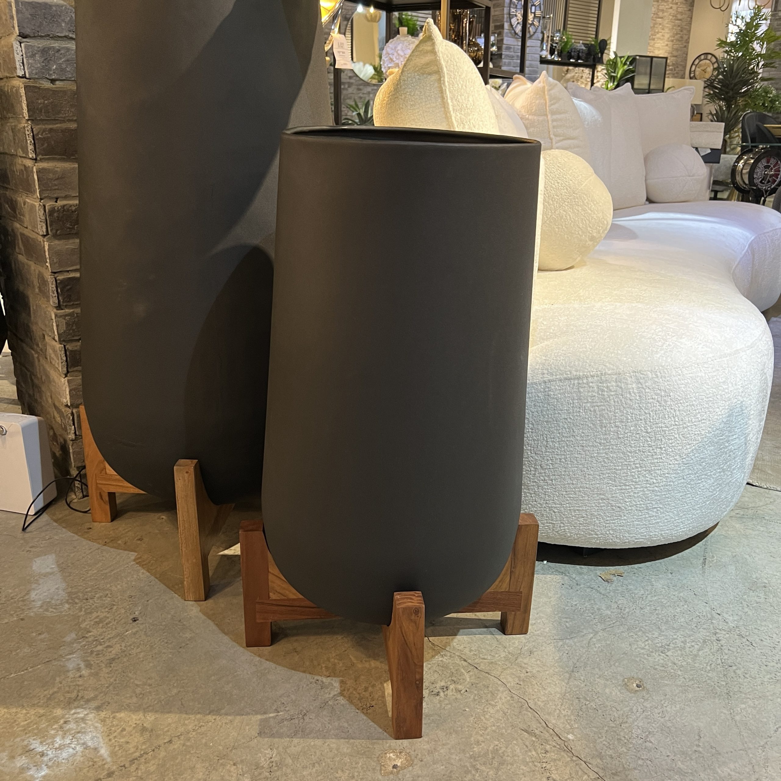 כד פלנטר גבוה שחור סטנד עץ דגם ראבי כד פלנטר גבוה שחור סטנד עץ דגם ראבי