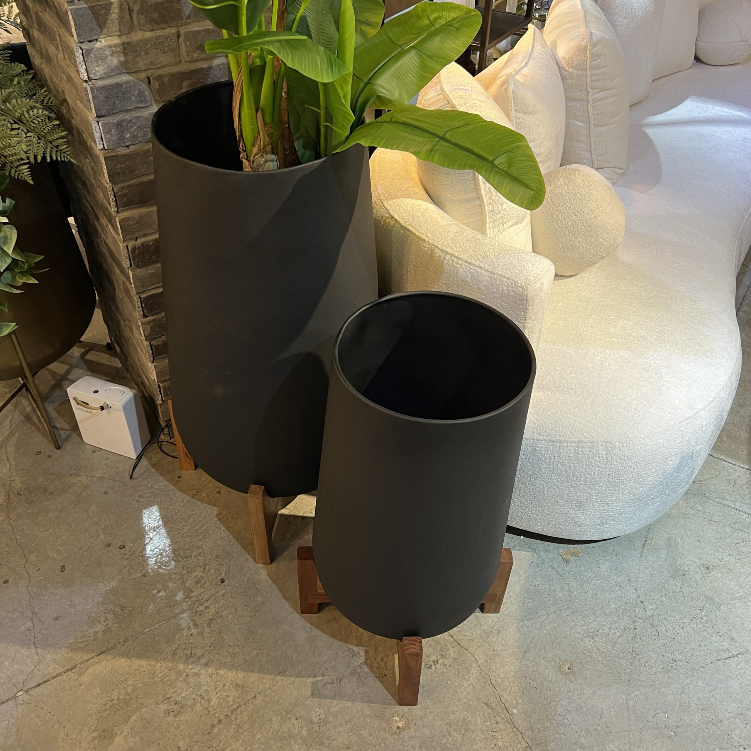 כד פלנטר גבוה שחור סטנד עץ דגם ראבי כד פלנטר גבוה שחור סטנד עץ דגם ראבי