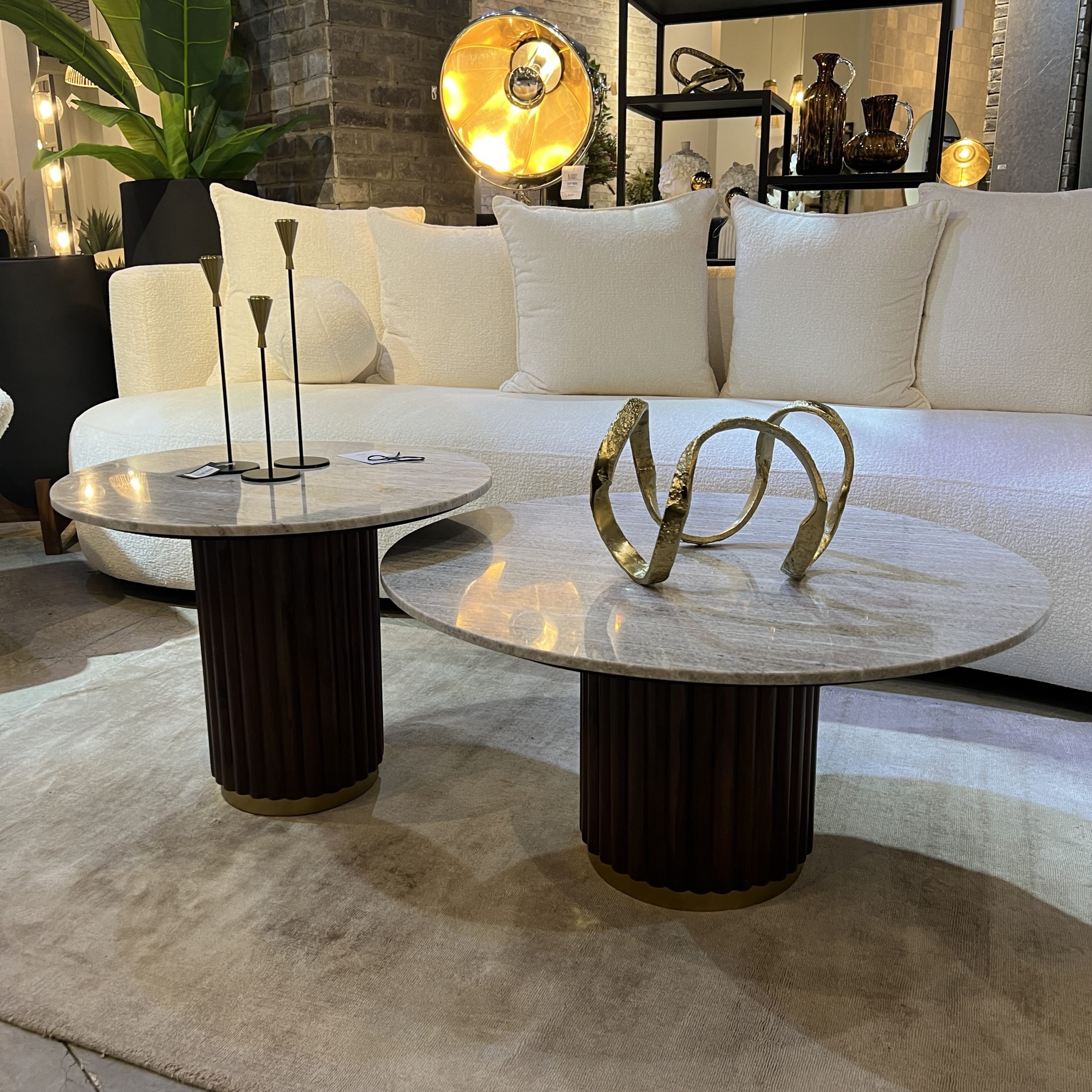 שולחן סלון פנסי שיש בז בסיס עץ כהה פס זהב דגם ראבי שולחן סלון פנסי שיש בז בסיס עץ כהה פס זהב דגם ראבי