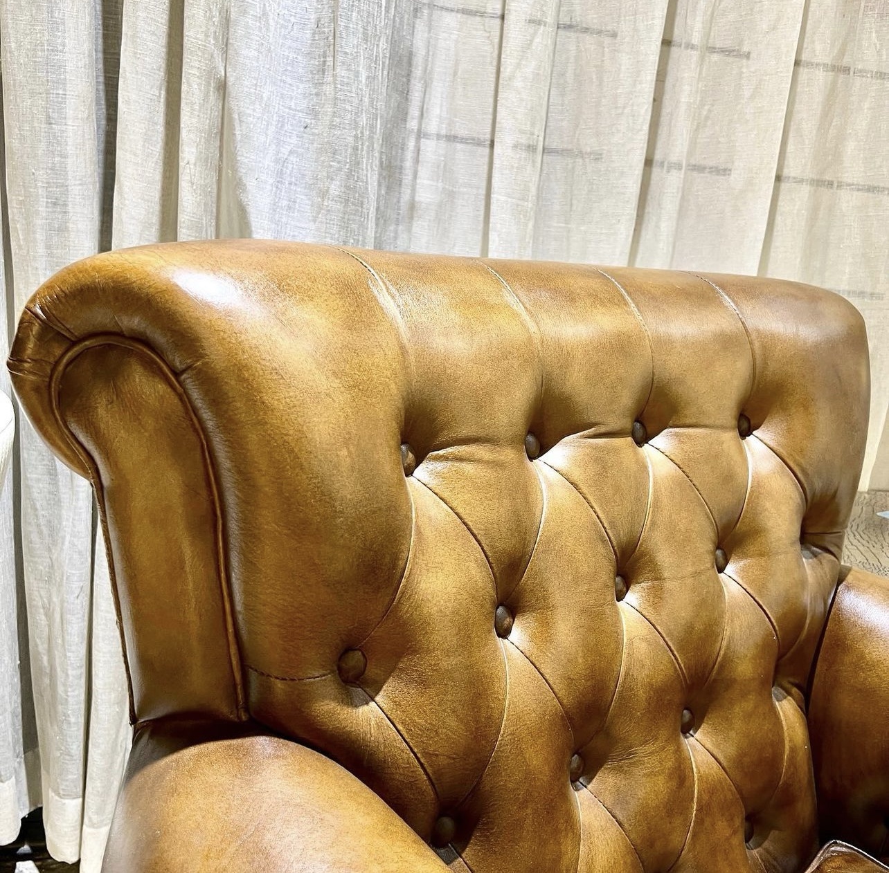 כורסא דגם אשוק עור קפיטונז חום כורסא דגם אשוק עור קפיטונז חום