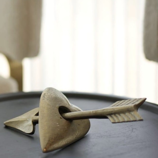 פסל לב חץ זהב פסל לב חץ זהב