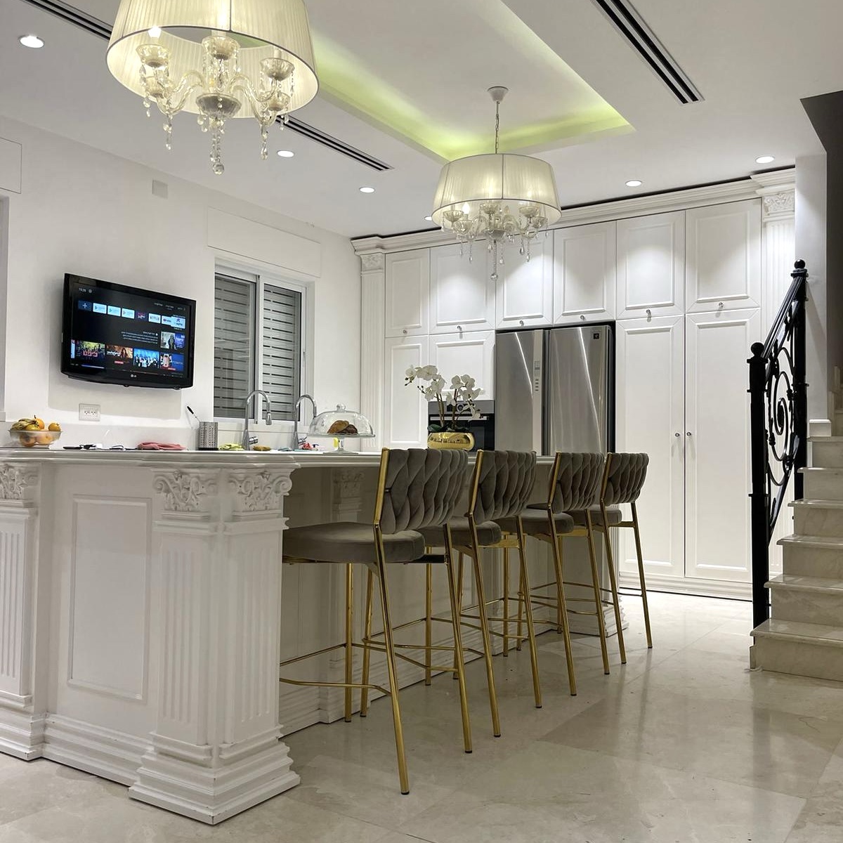 כסא בר קלוע רגל זהב קטיפה בז דגם מרילין