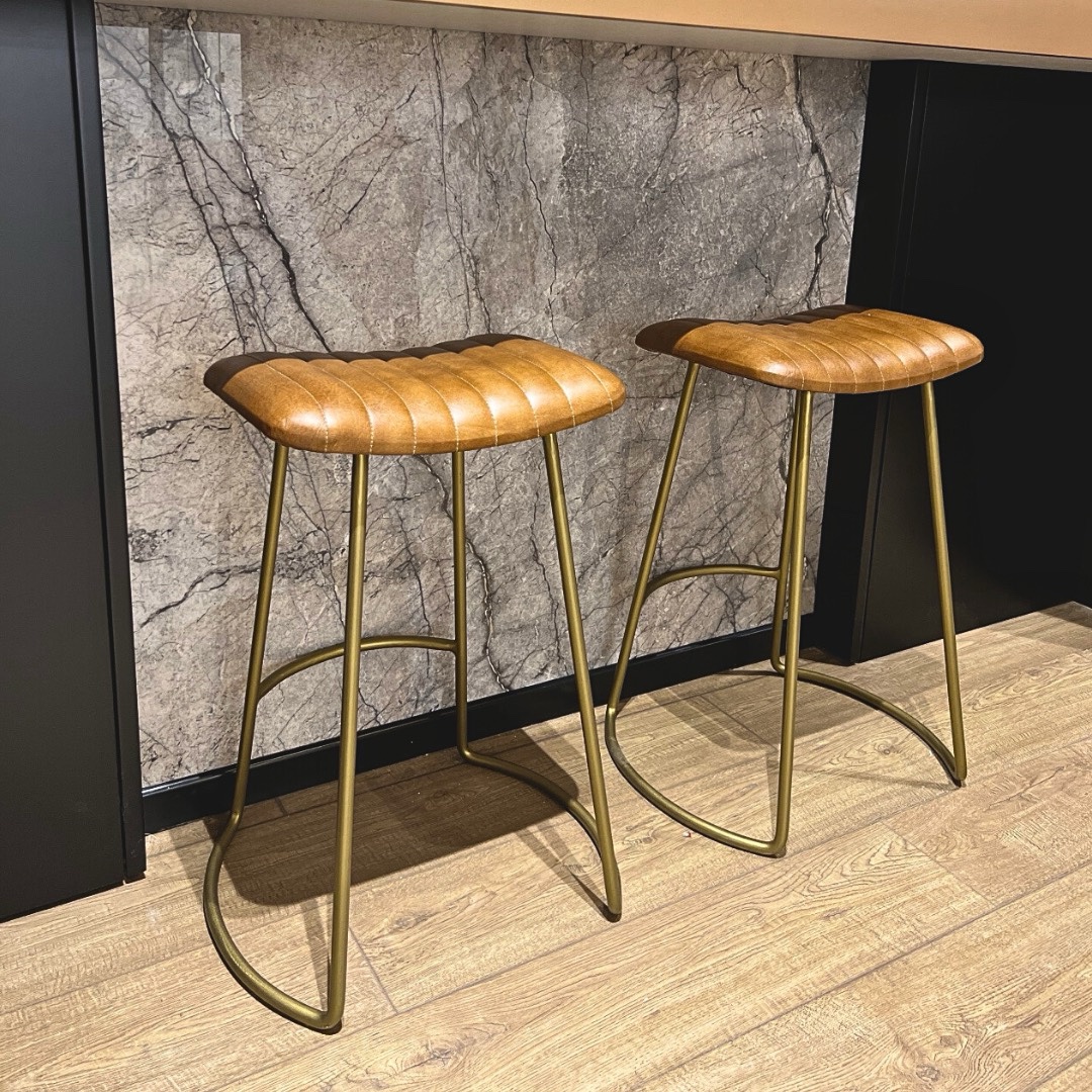 כיסא בר עור בופאלו חום רגליים זהב דגם אוכף כיסא בר עור בופאלו חום רגליים זהב דגם אוכף