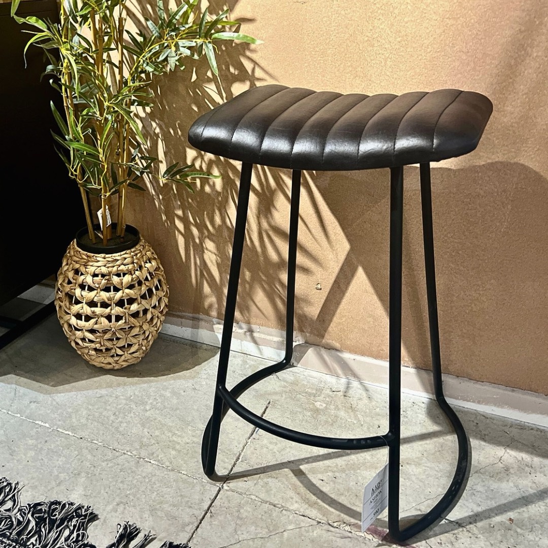 כיסא בר עור בופאלו שחור דגם אוכף כיסא בר עור בופאלו שחור דגם אוכף