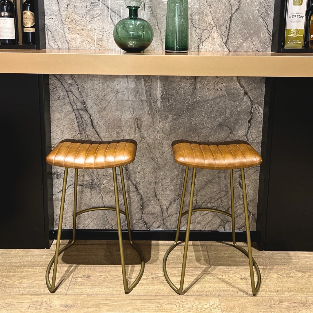 כיסא בר עור בופאלו חום רגליים זהב דגם אוכף כיסא בר עור בופאלו חום רגליים זהב דגם אוכף