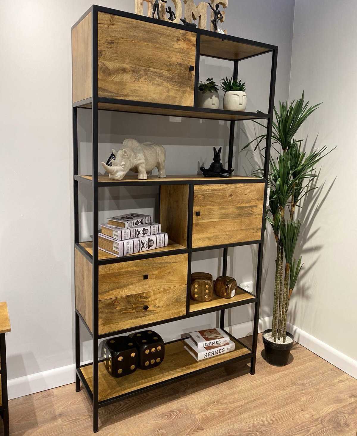 ויטרינה ברזל ועץ מנגו פתוחה עם דלתות ומגירות דגם סוניל ויטרינה ברזל ועץ מנגו פתוחה עם דלתות ומגירות דגם סוניל