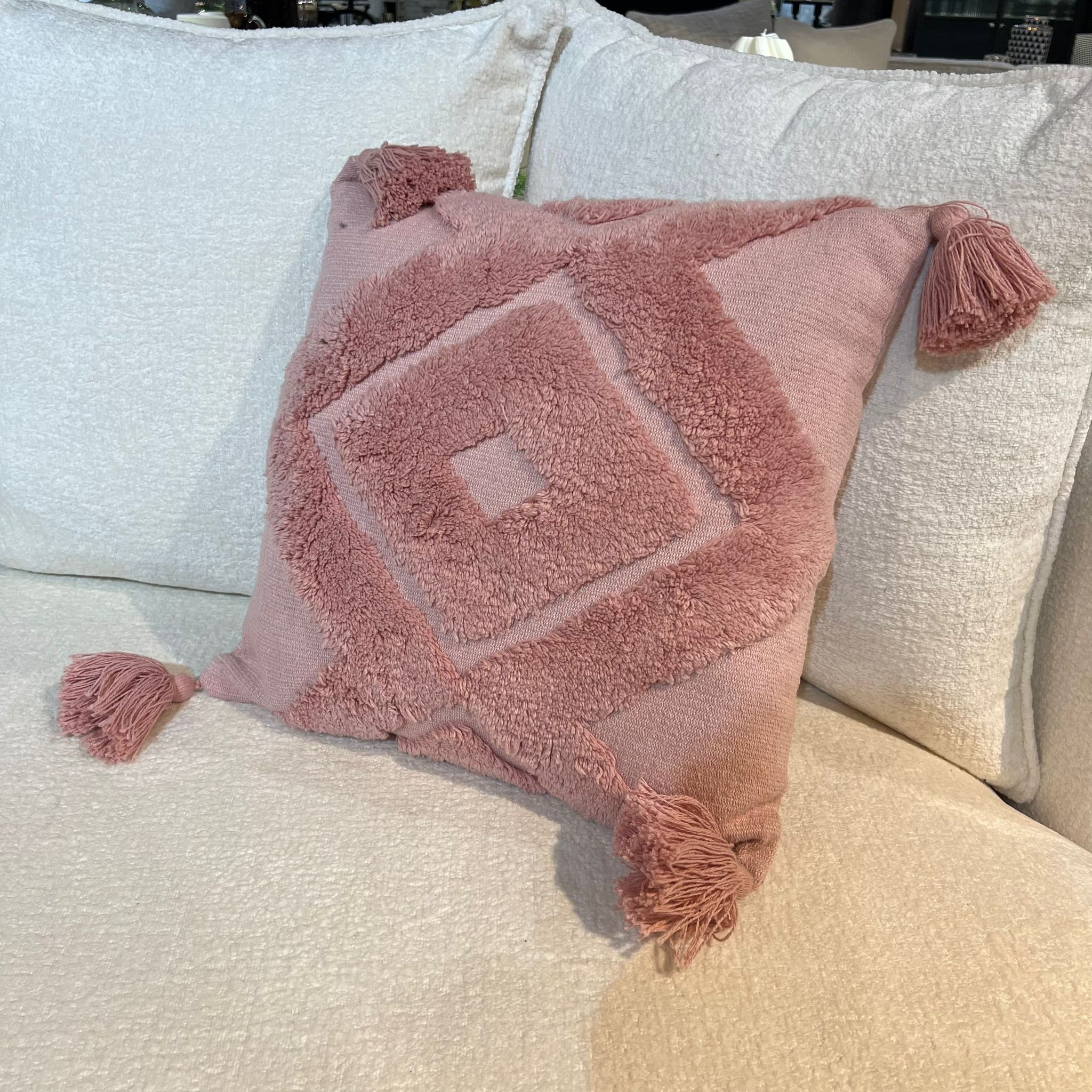 כרית נוי דגם ארין ורוד 45/45 מעוצבת כרית נוי דגם ארין ורוד 45/45 מעוצבת