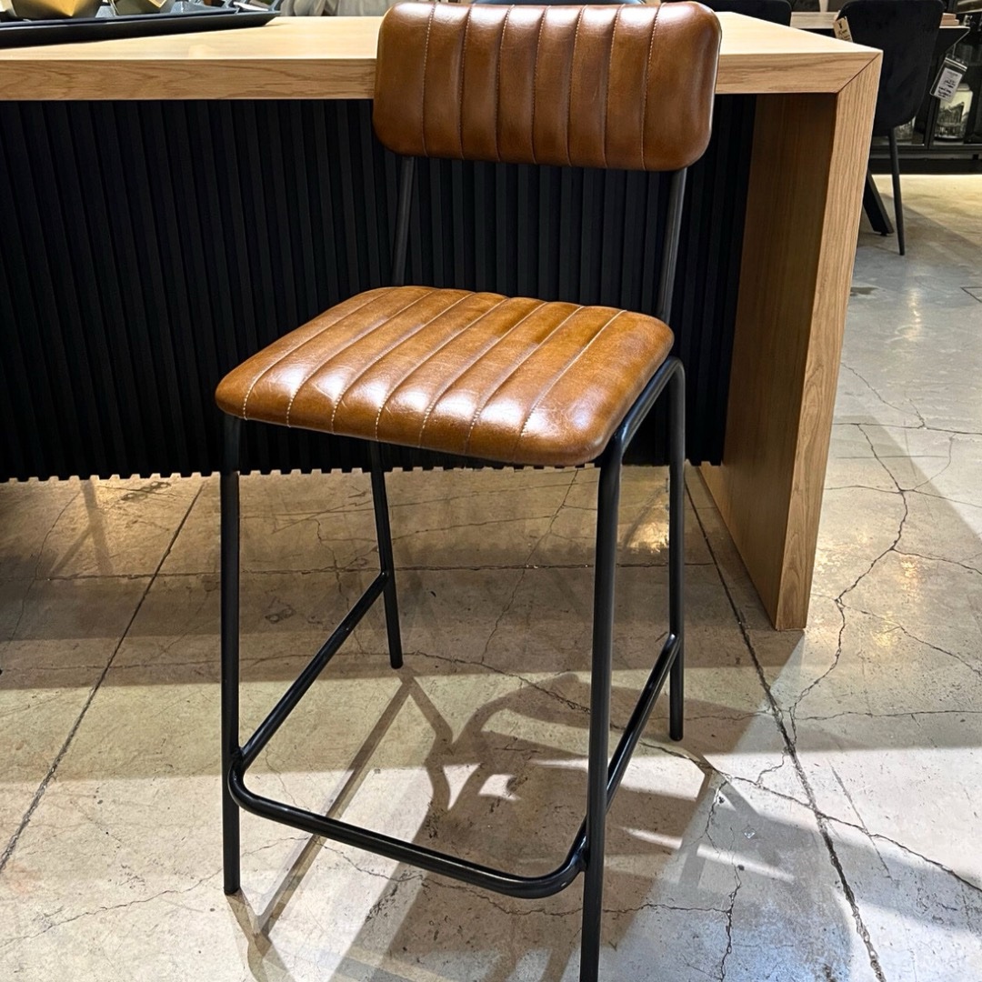 כסא בר מעוצב דגם אוכף עם משענת עור חום כסא בר מעוצב דגם אוכף עם משענת עור חום