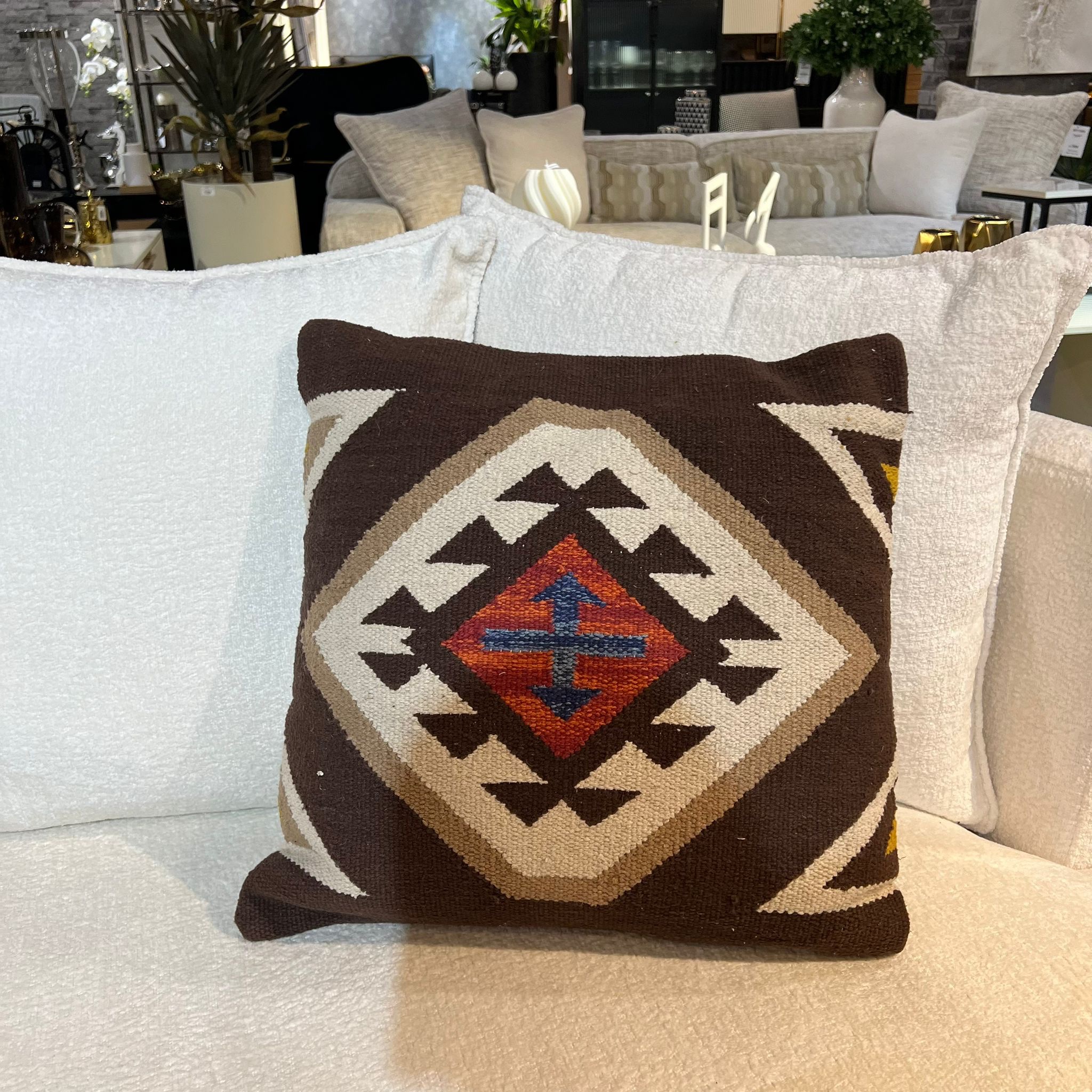 כרית נוי דגם בראון כרית נוי דגם בראון