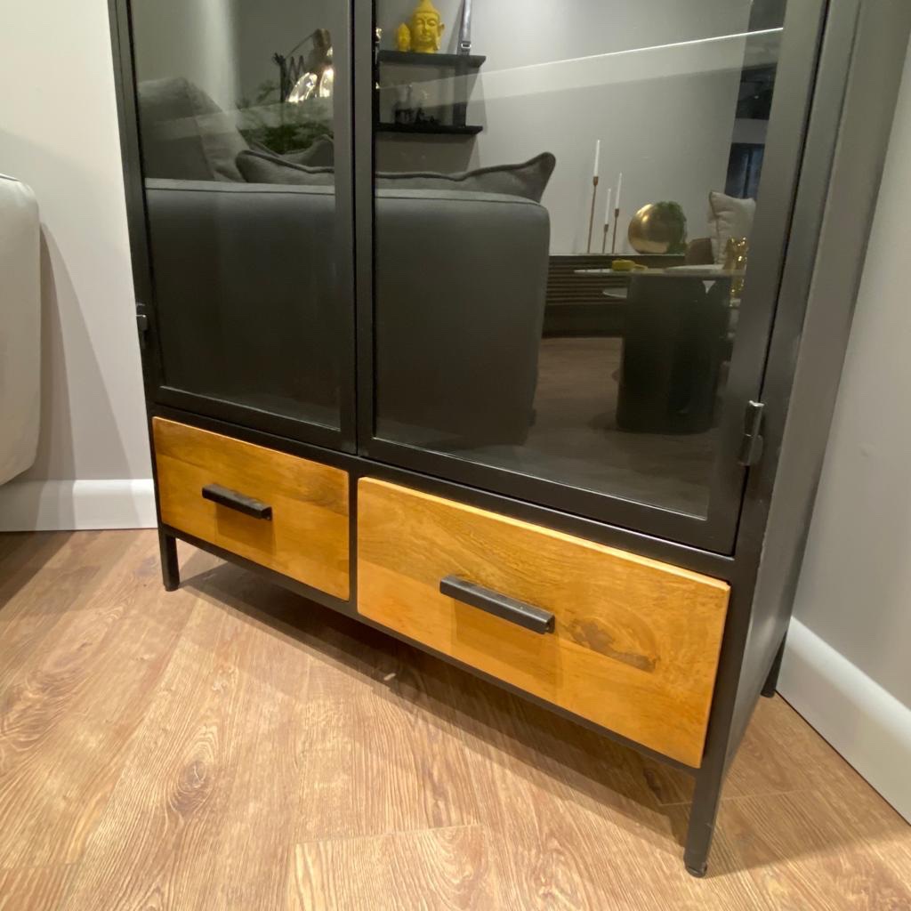 ויטרינה ברזל זכוכית ומגירות עץ דגם סוניל ויטרינה ברזל זכוכית ומגירות עץ דגם סוניל