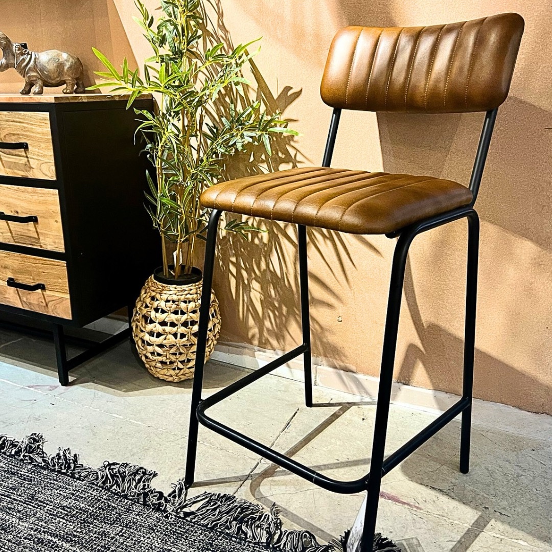 כסא בר מעוצב דגם אוכף עם משענת עור חום כסא בר מעוצב דגם אוכף עם משענת עור חום