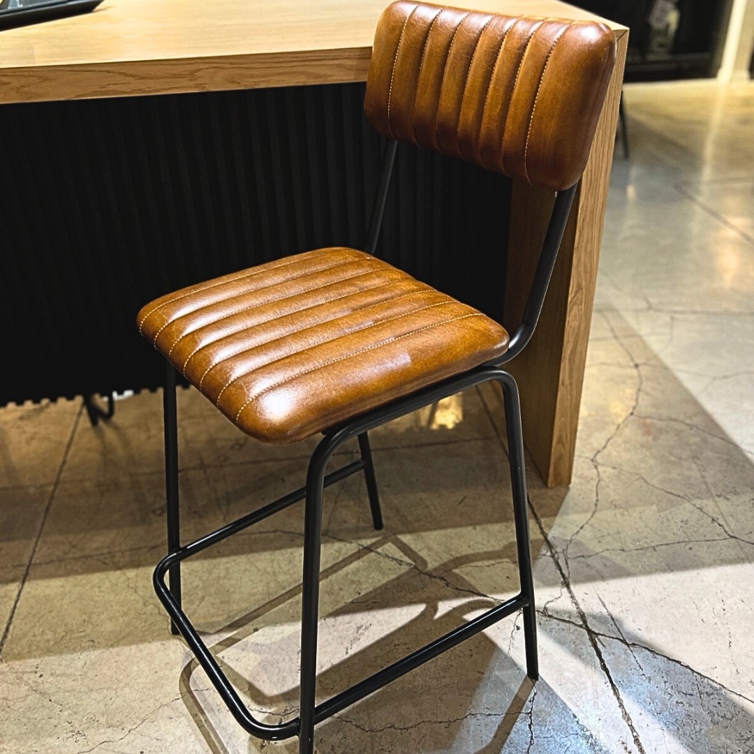 כסא בר מעוצב דגם אוכף עם משענת עור חום כסא בר מעוצב דגם אוכף עם משענת עור חום
