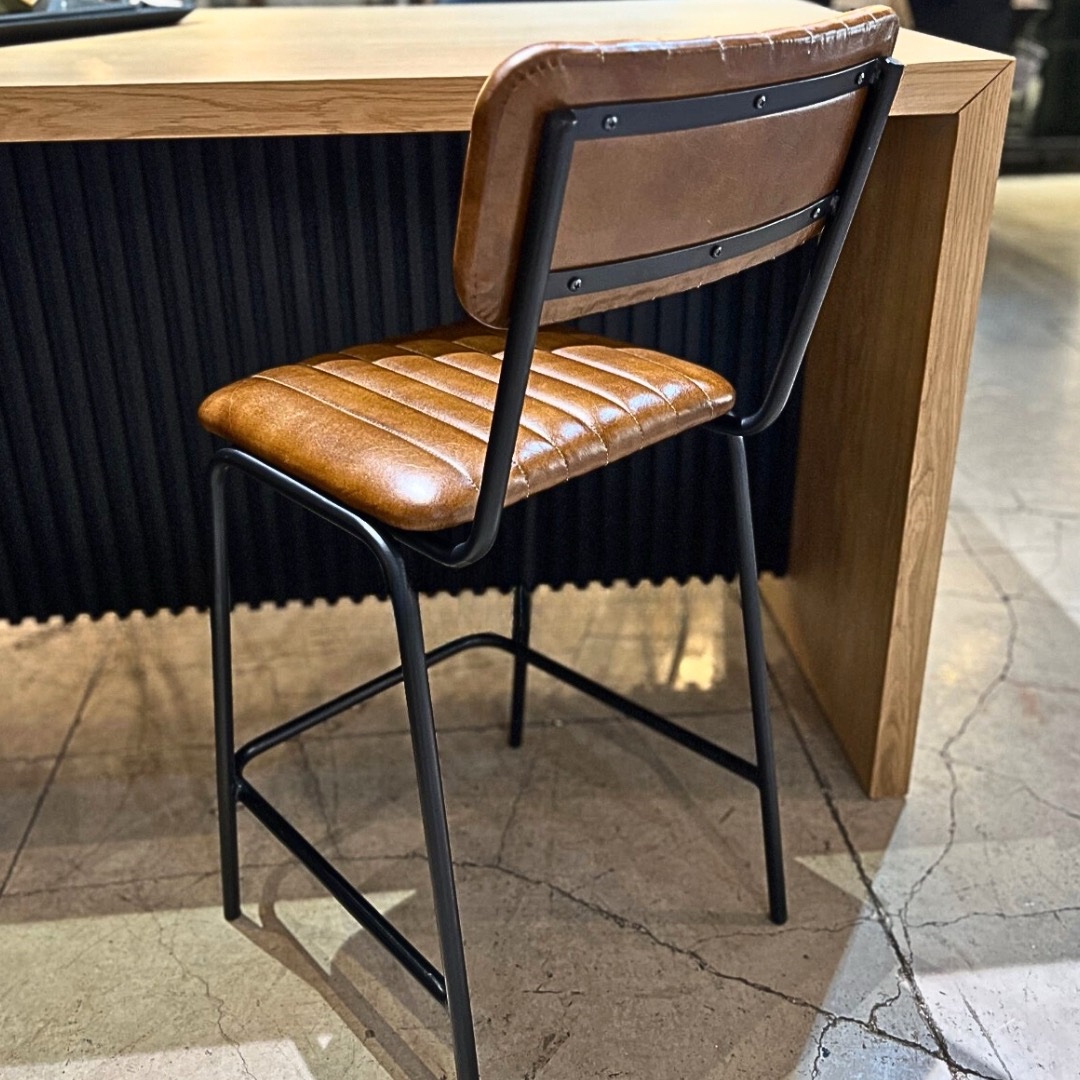 כסא בר מעוצב דגם אוכף עם משענת עור חום כסא בר מעוצב דגם אוכף עם משענת עור חום