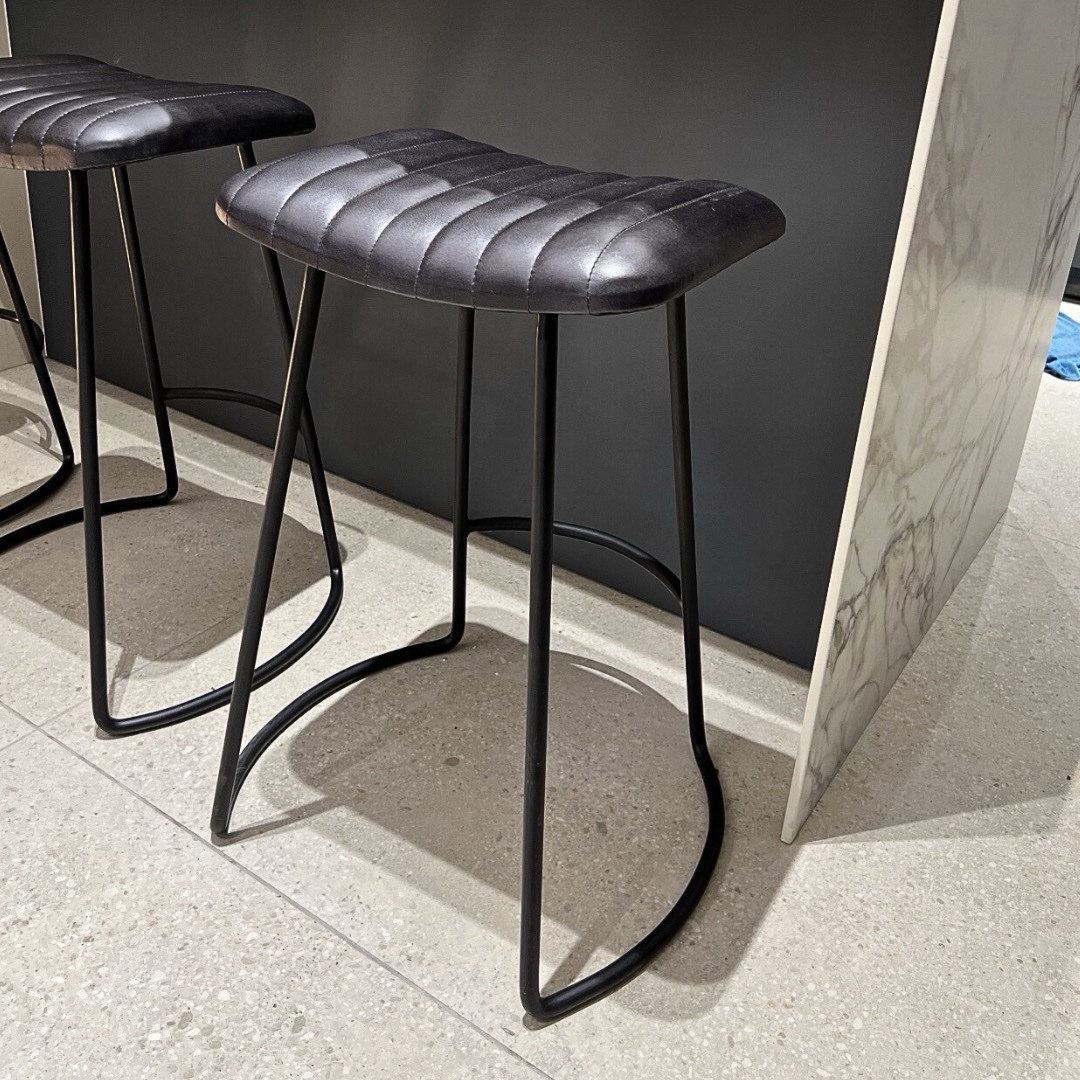 כיסא בר עור בופאלו שחור דגם אוכף כיסא בר עור בופאלו שחור דגם אוכף