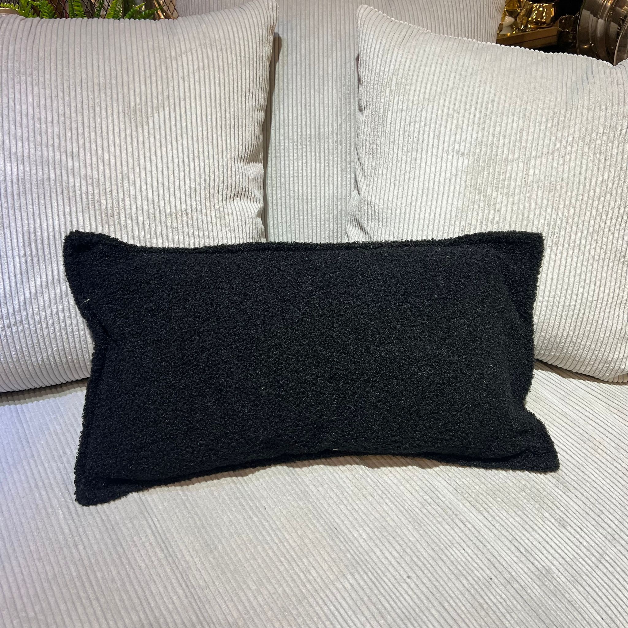 כרית נוי מלבנית דגם בלאק בוקלה כרית נוי מלבנית דגם בלאק בוקלה