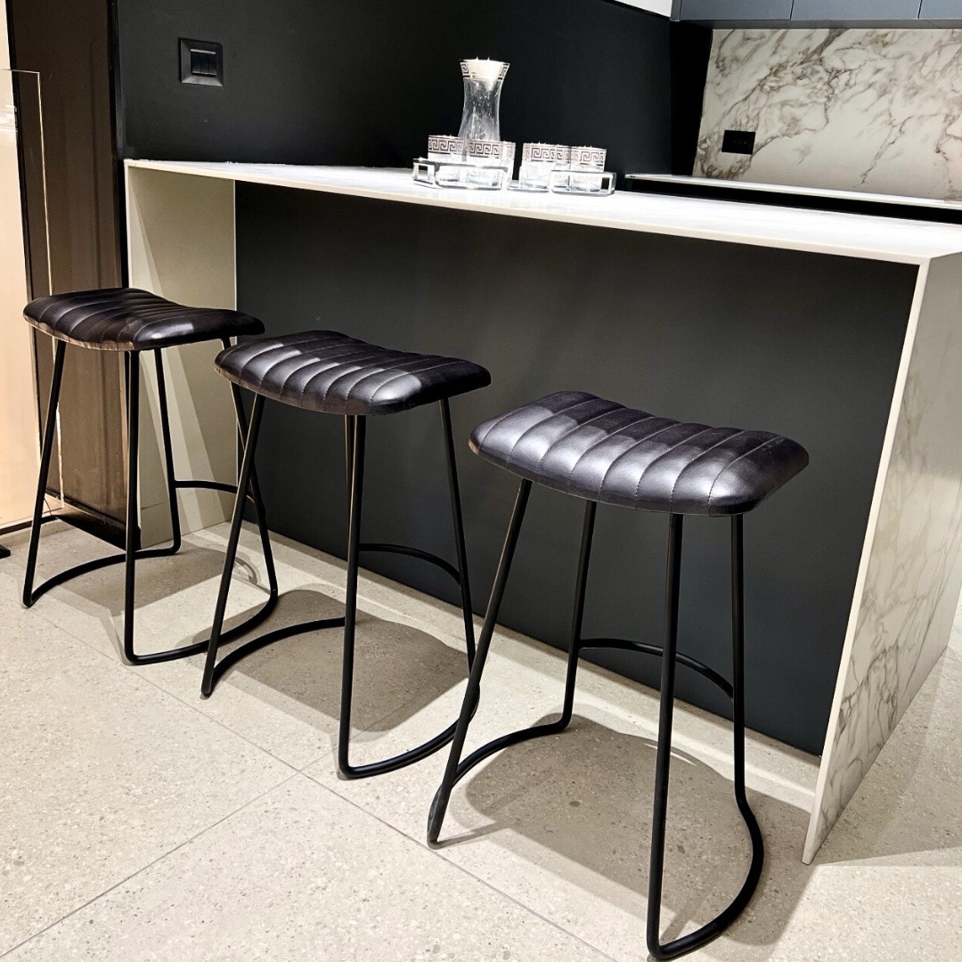 כיסא בר עור בופאלו שחור דגם אוכף כיסא בר עור בופאלו שחור דגם אוכף