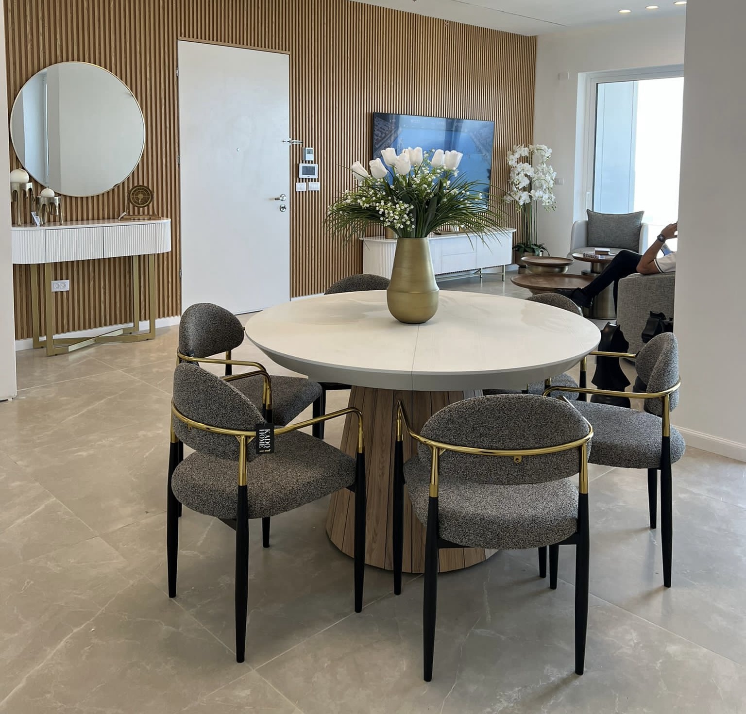 כסא פינת אוכל ידיות זהב רגליים שחור בוקלה שחור בז דגם מודרן קימי כסא פינת אוכל ידיות זהב רגליים שחור בוקלה שחור בז דגם מודרן קימי