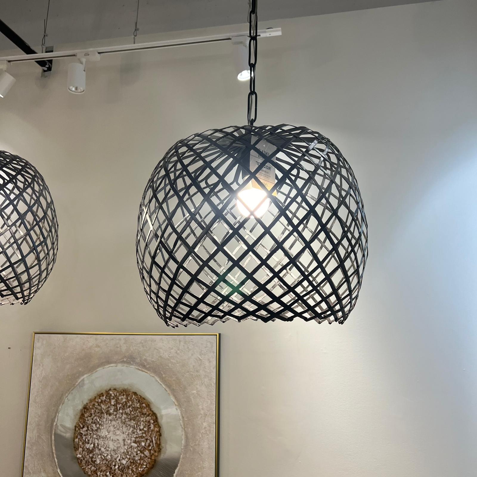 מנורה תליה דגם אמבסדור שחור מנורה תליה דגם אמבסדור שחור