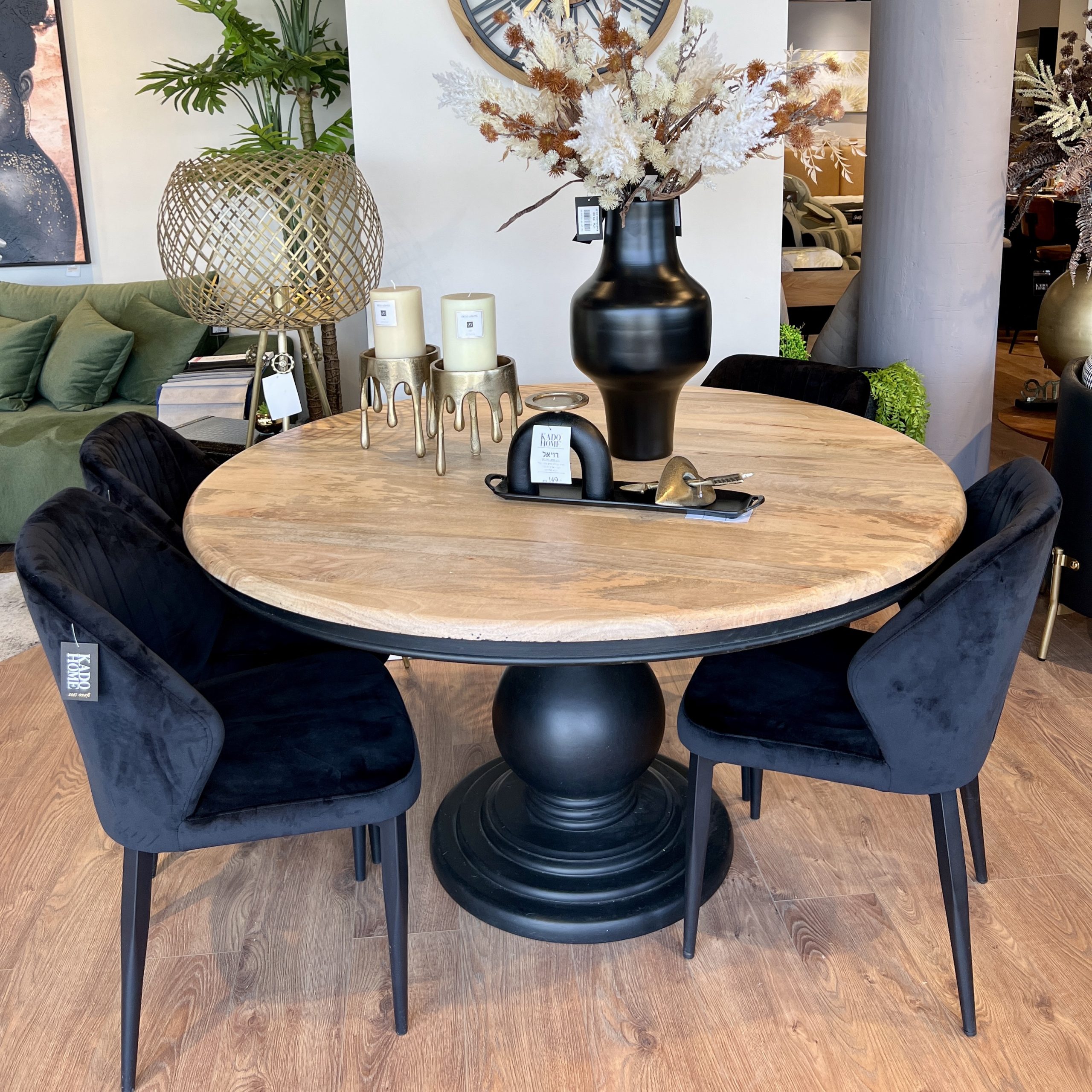 שולחן אוכל עגול עץ רגל שחורה דגם אמבסדור שולחן אוכל עגול עץ רגל שחורה דגם אמבסדור