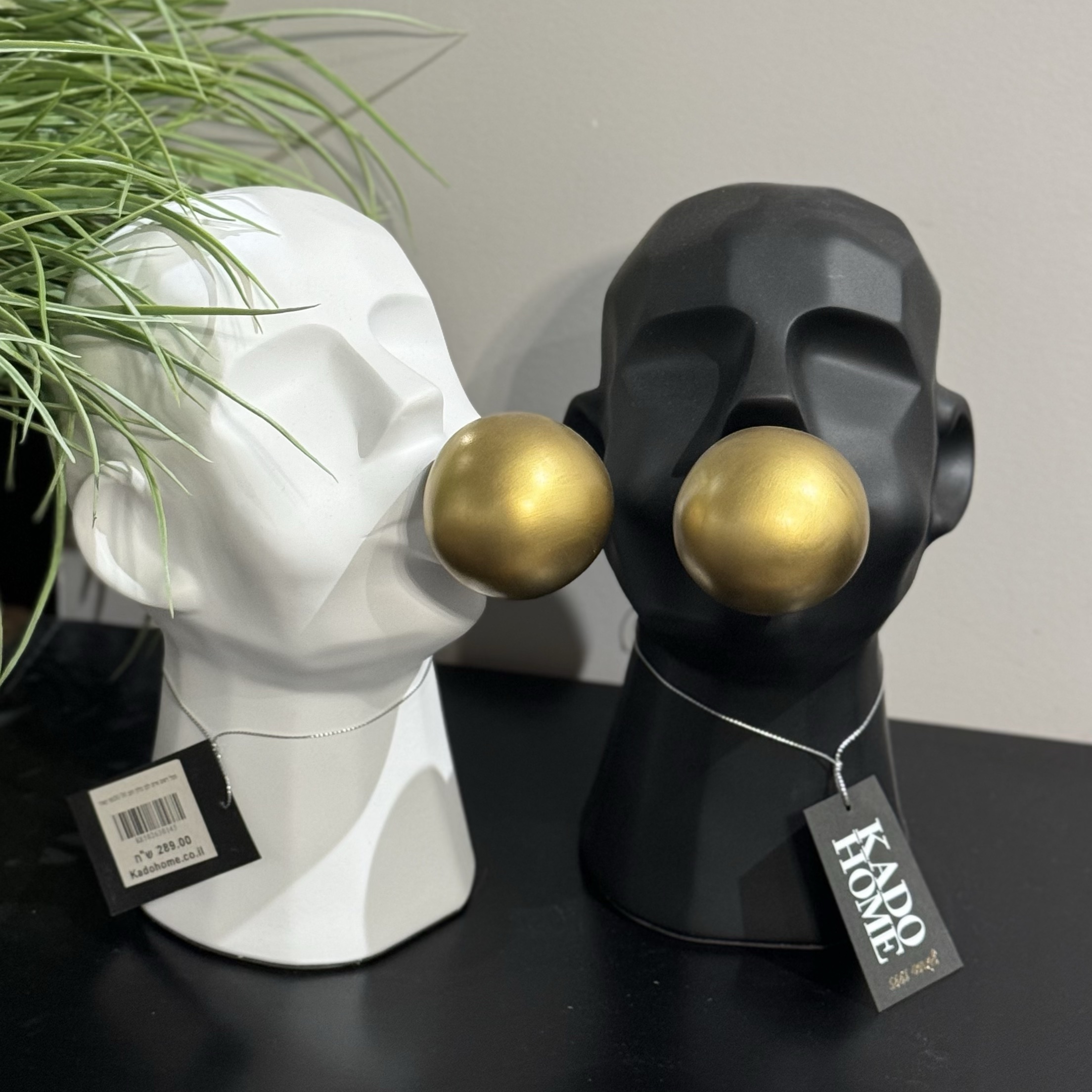 פסל ראש איש לבן בלון זהב פסל ראש איש לבן בלון זהב