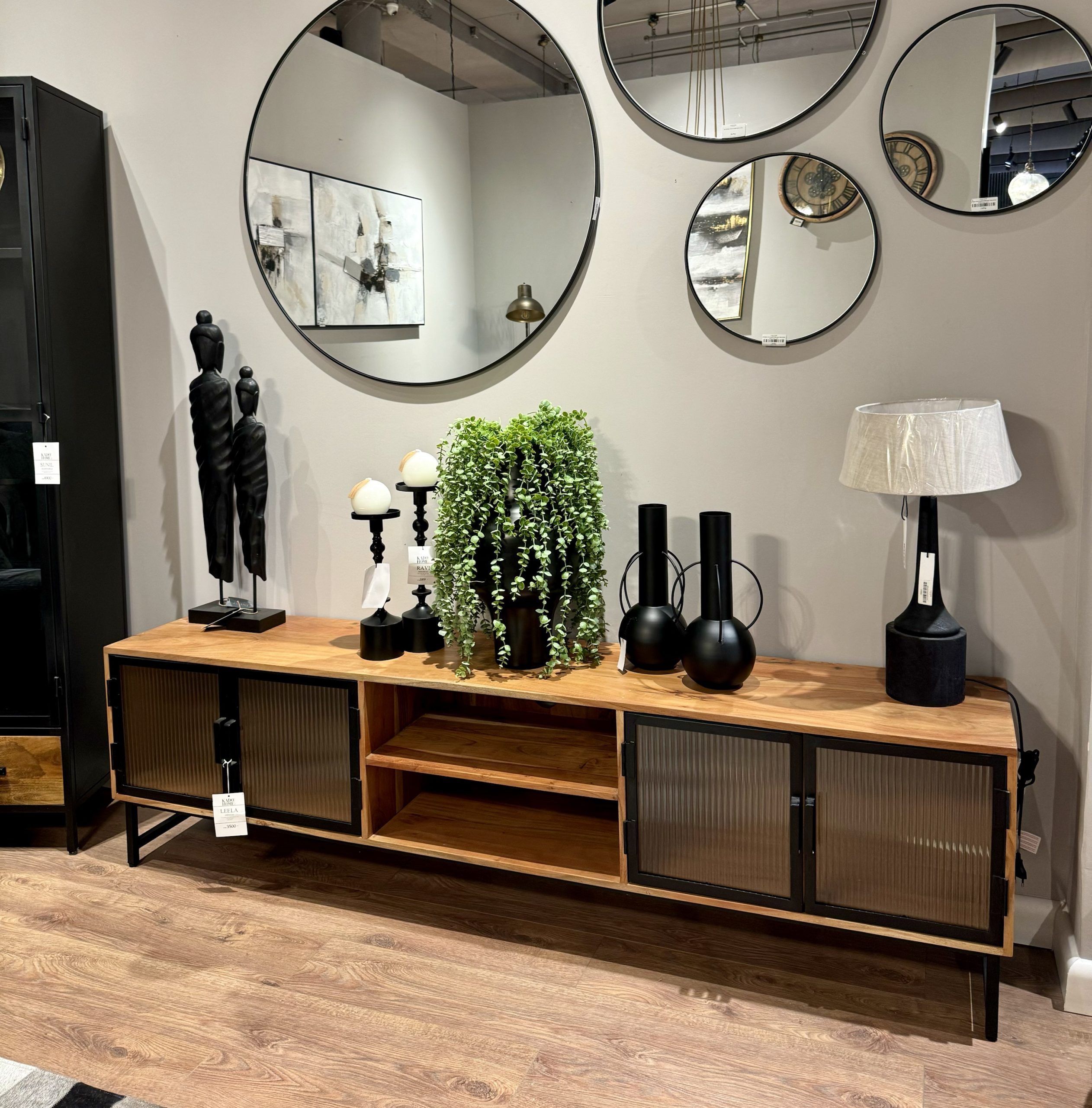 מזנון עץ שיטה דלתות זכוכית מסגרת ברזל שחור דגם "לילה" מזנון עץ שיטה דלתות זכוכית מסגרת ברזל שחור דגם "לילה"