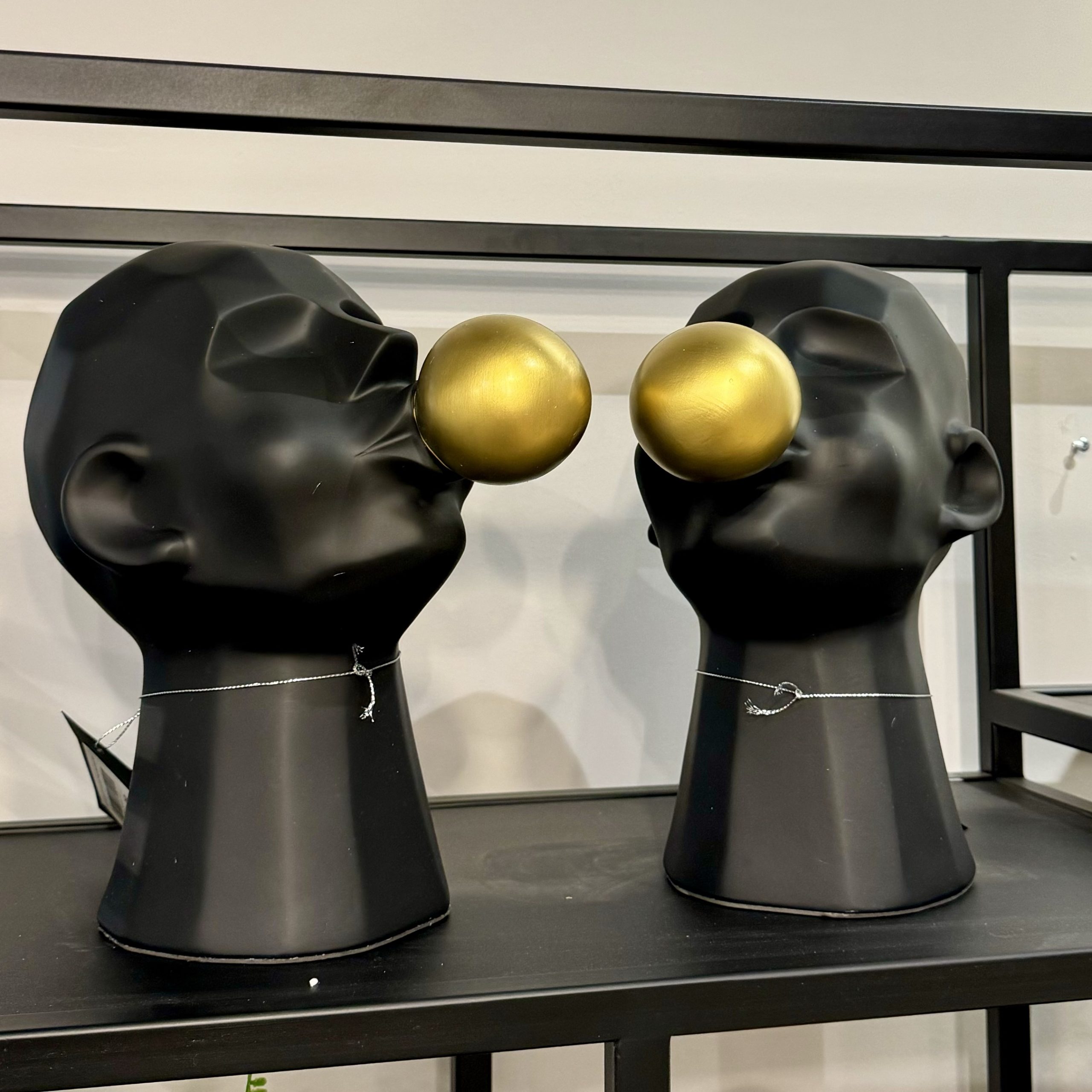 פסל ראש איש שחור בלון זהב פסל ראש איש שחור בלון זהב