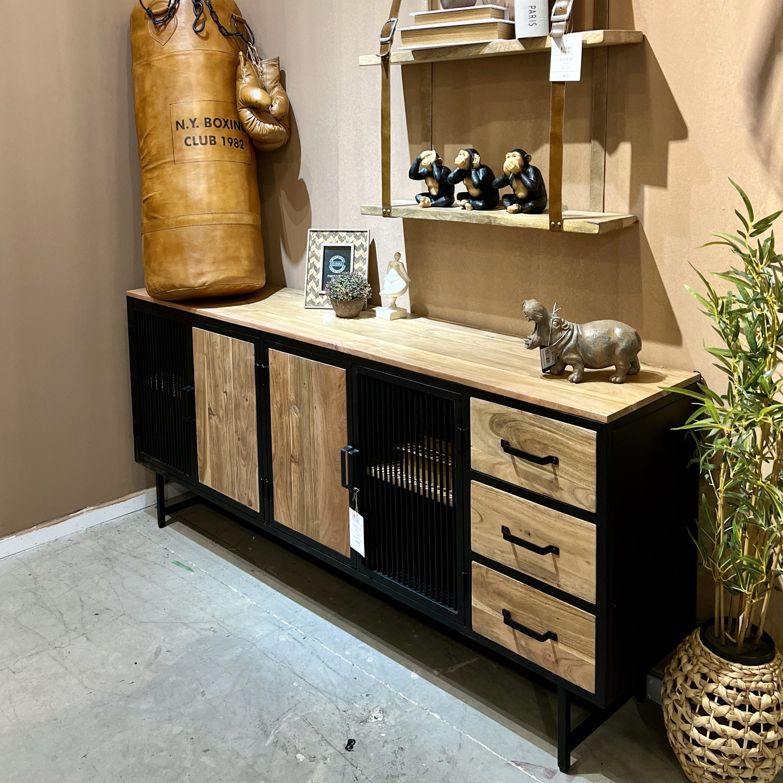 קומודה עץ שיטה 4 דלתות, פסים ברזל שחור, 3 מגירות - דגם לילה קומודה עץ שיטה 4 דלתות, פסים ברזל שחור, 3 מגירות - דגם לילה