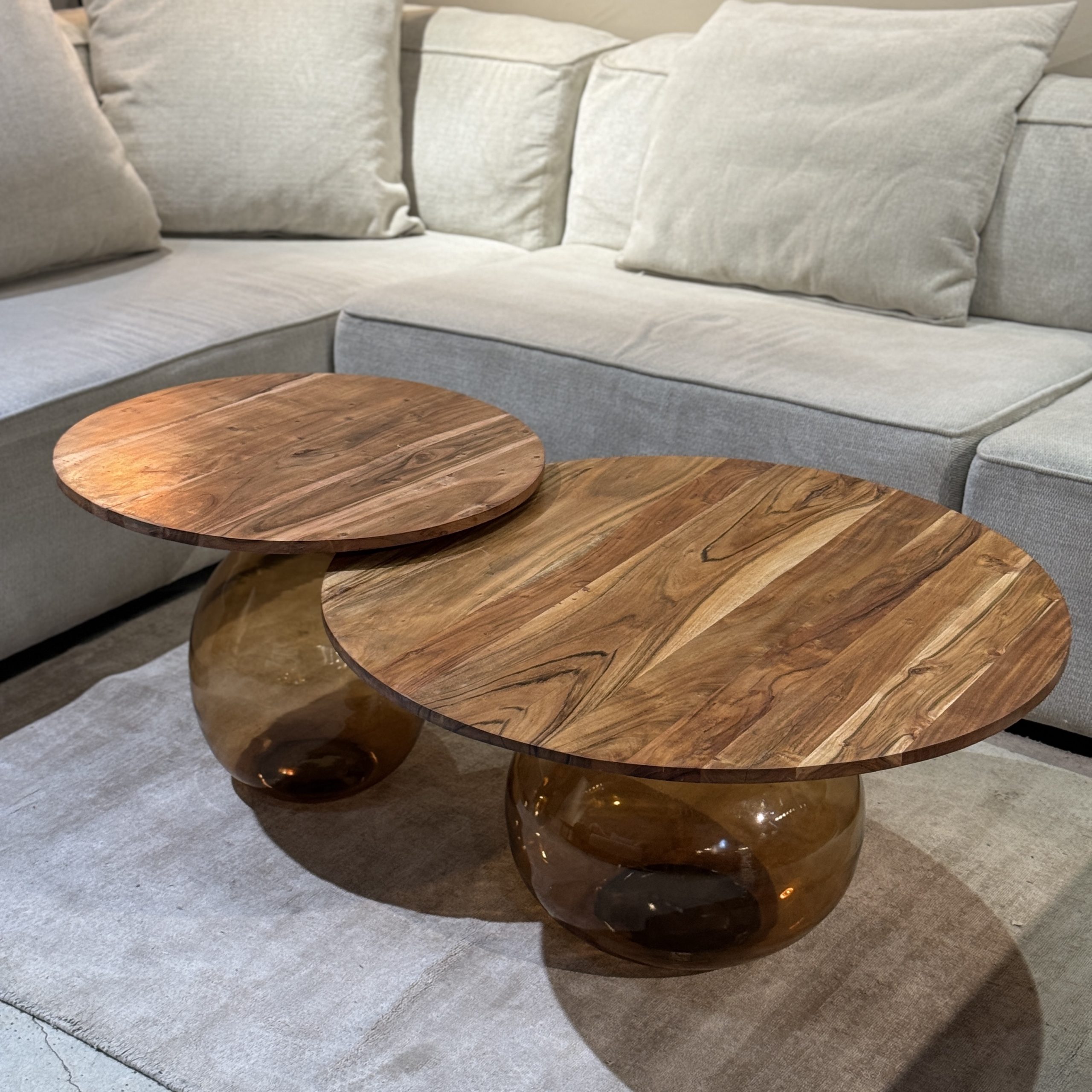 שולחן סלון גלורי בסיס זכוכית חומה פלטה עץ דגם ראבי שולחן סלון גלורי בסיס זכוכית חומה פלטה עץ דגם ראבי