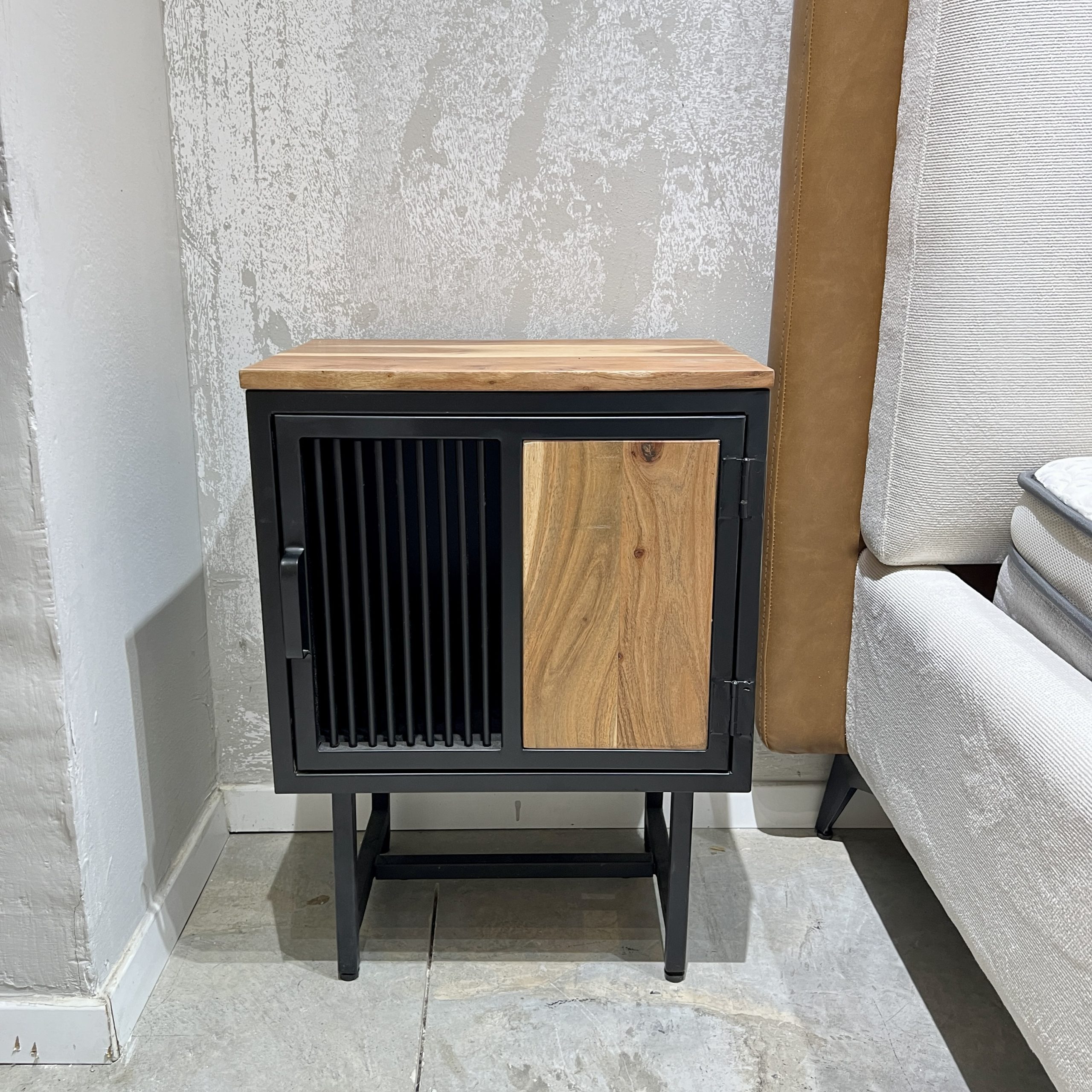 שידת צד מעוצבת עץ שיטה דלת פסים ברזל שחור דגם לילה שידת צד מעוצבת עץ שיטה דלת פסים ברזל שחור דגם לילה