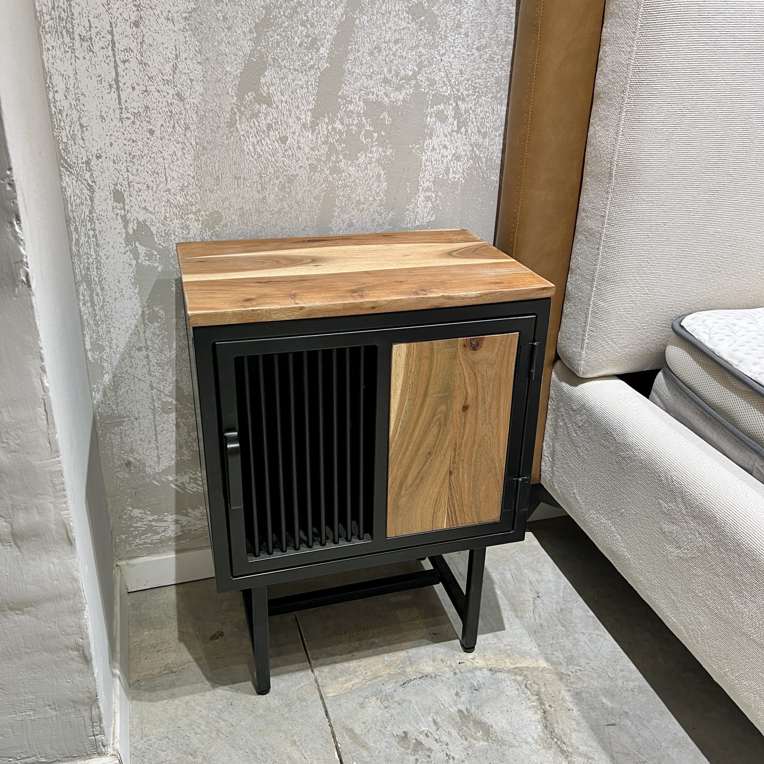 שידת צד מעוצבת עץ שיטה דלת פסים ברזל שחור דגם לילה שידת צד מעוצבת עץ שיטה דלת פסים ברזל שחור דגם לילה