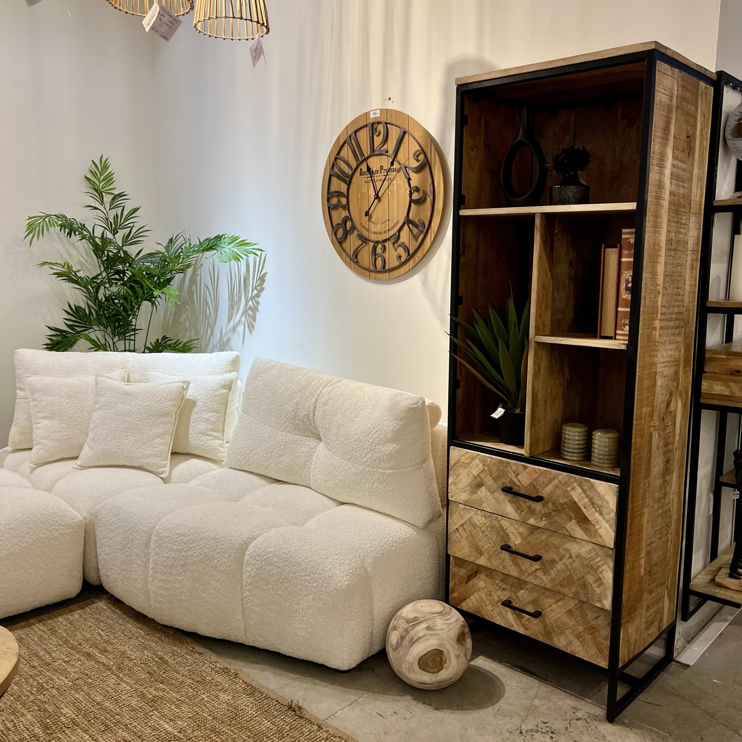 ויטרינה שאנטי גבוהה עם מגירות עץ ויטרינה שאנטי גבוהה עם מגירות עץ