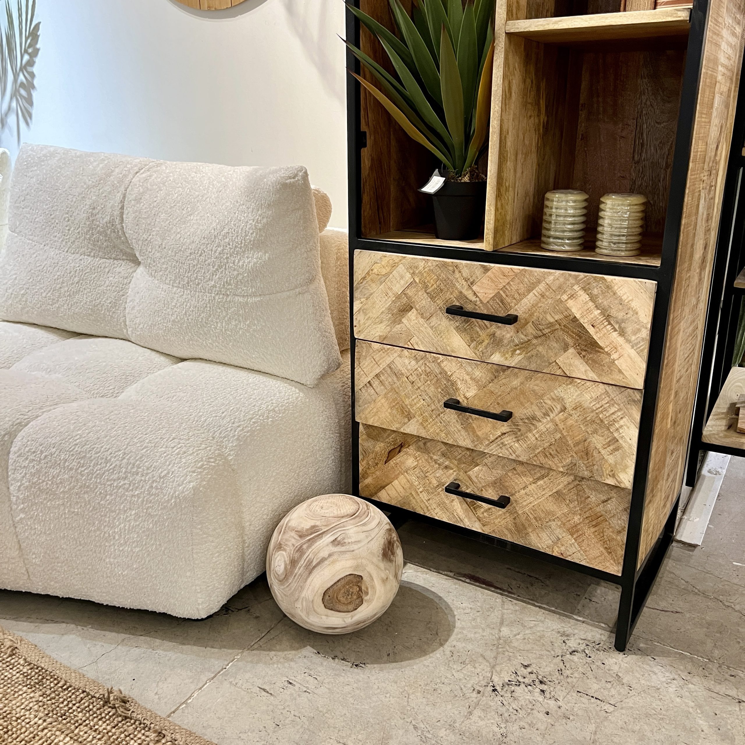 ויטרינה שאנטי גבוהה עם מגירות עץ ויטרינה שאנטי גבוהה עם מגירות עץ